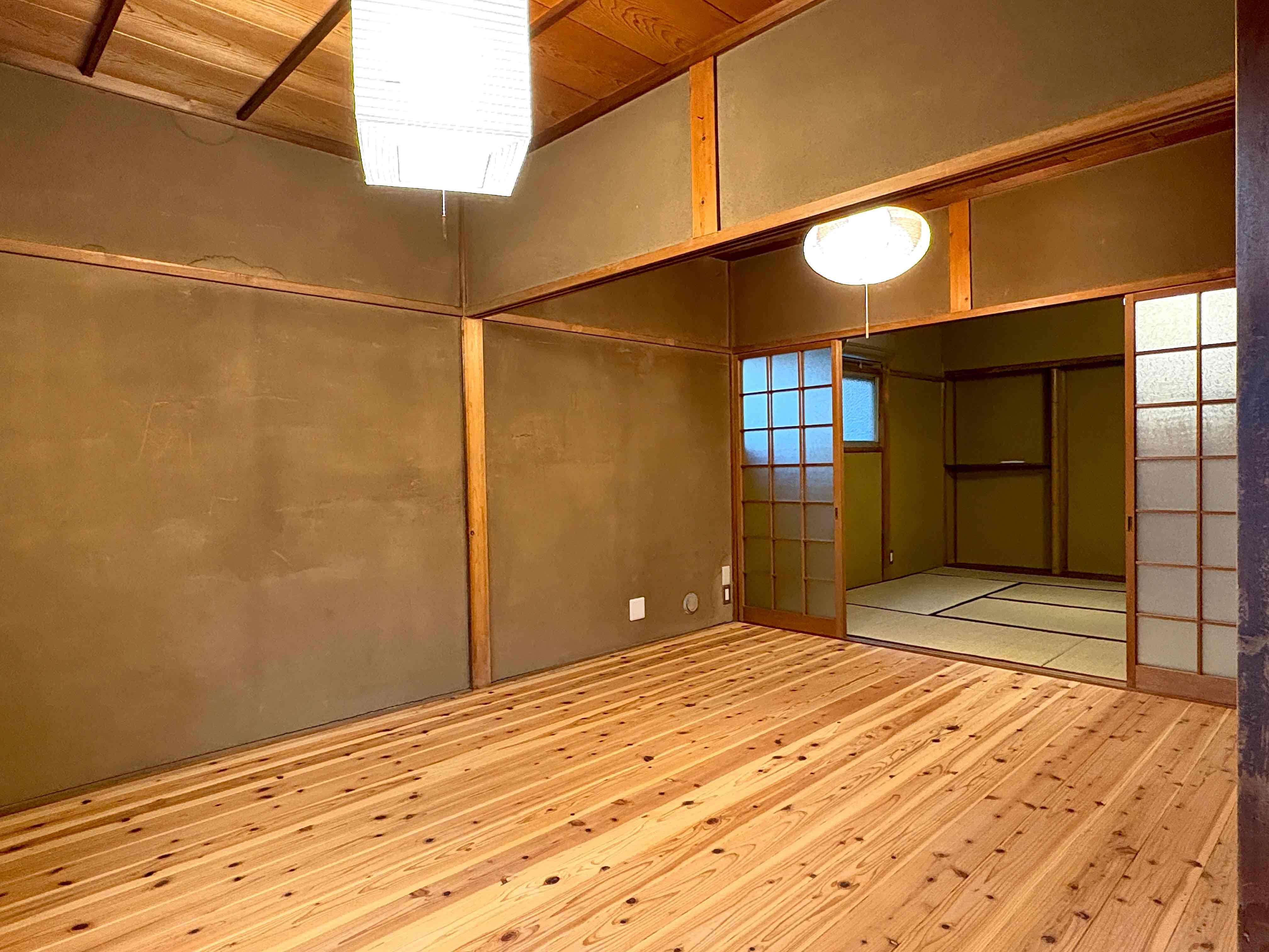 京都市左京区岡崎最勝寺町2番地22の賃貸物件/1階洋室は杉板の無垢フローリングで温かい雰囲気。足触りが心地良く素足で過ごしたくなります