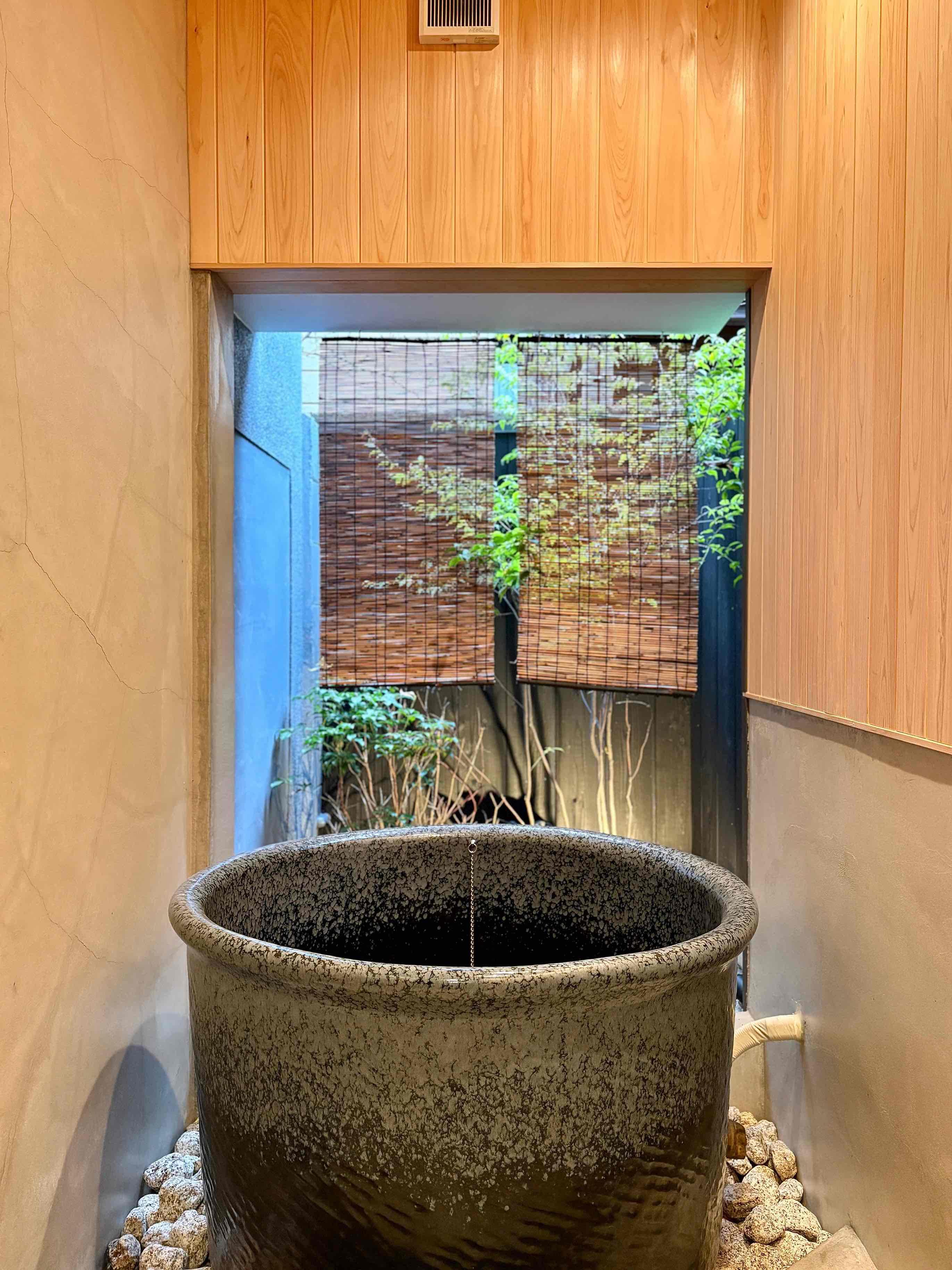 京都市左京区岡崎最勝寺町2番地22の賃貸物件/こちらが半露天風呂。季節を選びそうですが、昼夜を問わずいつ入浴しても日々の疲れを癒してくれそう