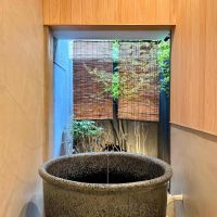 京都市左京区岡崎最勝寺町2番地22の賃貸物件/こちらが半露天風呂。季節を選びそうですが、昼夜を問わずいつ入浴しても日々の疲れを癒してくれそう