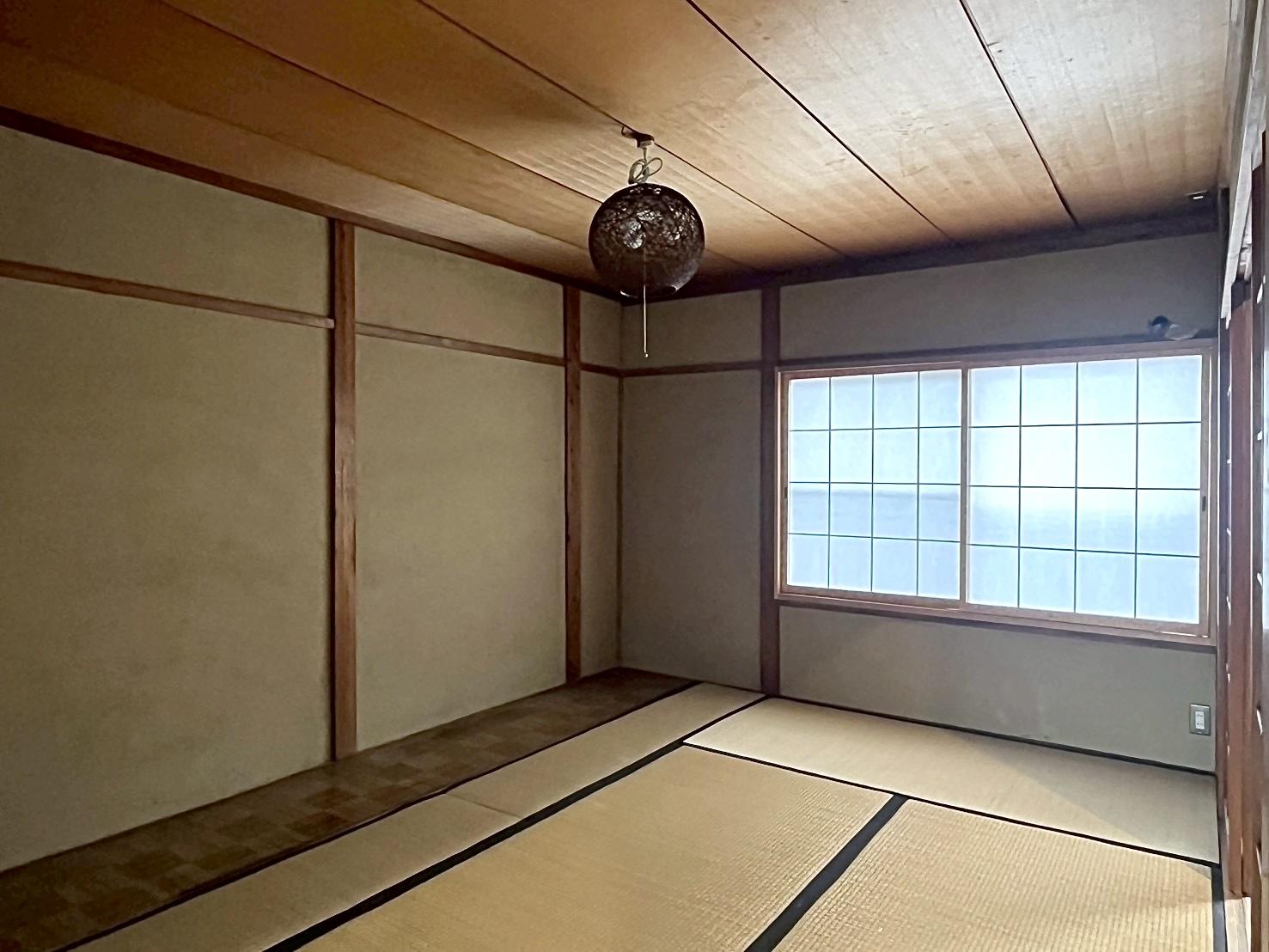 京都市左京区岡崎最勝寺町2番地22の賃貸物件/2階南西の和室は全体的に落ち着く色合い。襖越しに柔らかな光が入ります