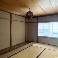 京都市左京区岡崎最勝寺町2番地22の賃貸物件/2階南西の和室は全体的に落ち着く色合い。襖越しに柔らかな光が入ります