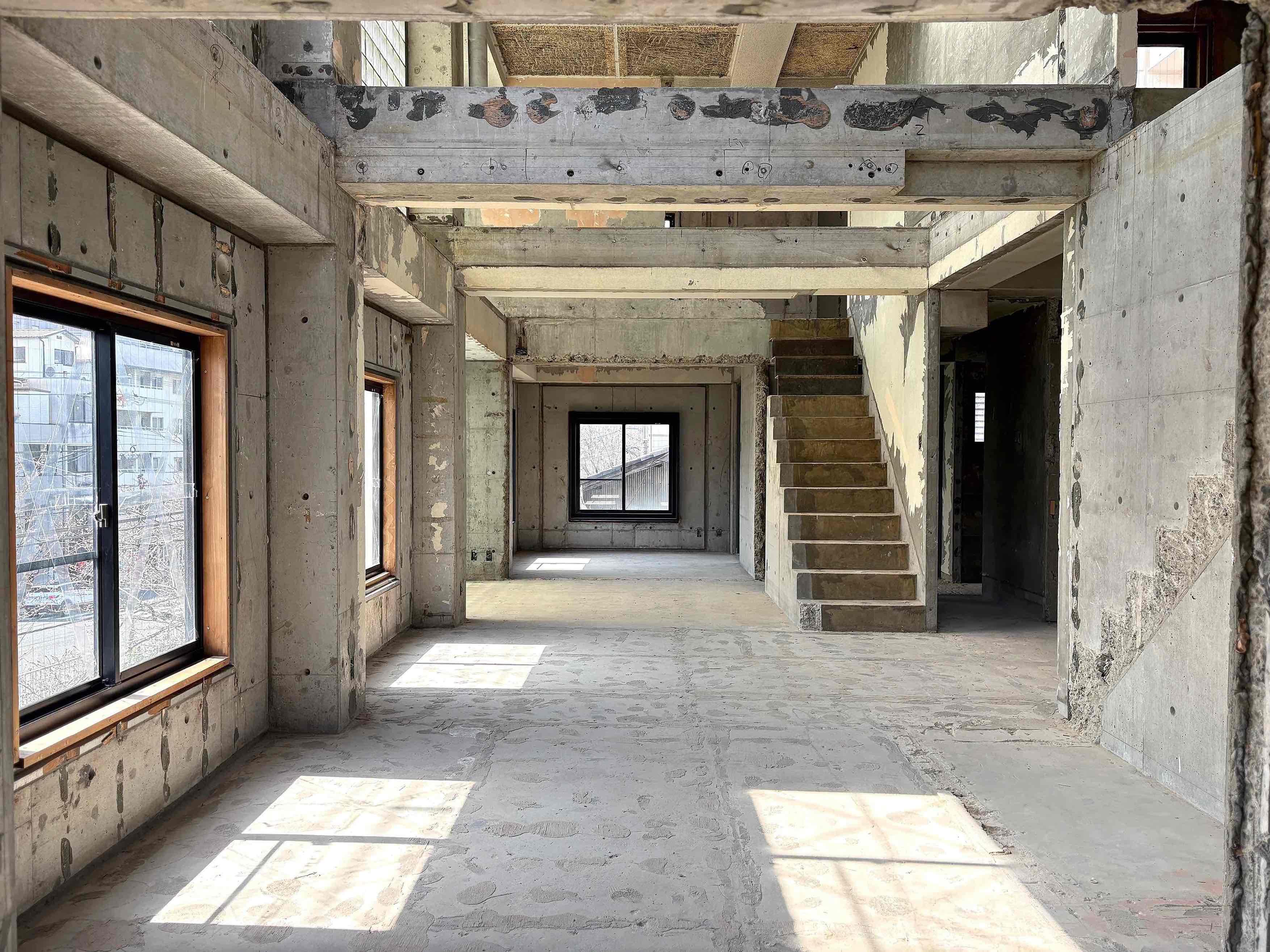 京都市左京区北白川久保田町29-9の賃貸物件/南側は天井が抜かれてスカッとした空間。ラフなままでも十分サマになりそう