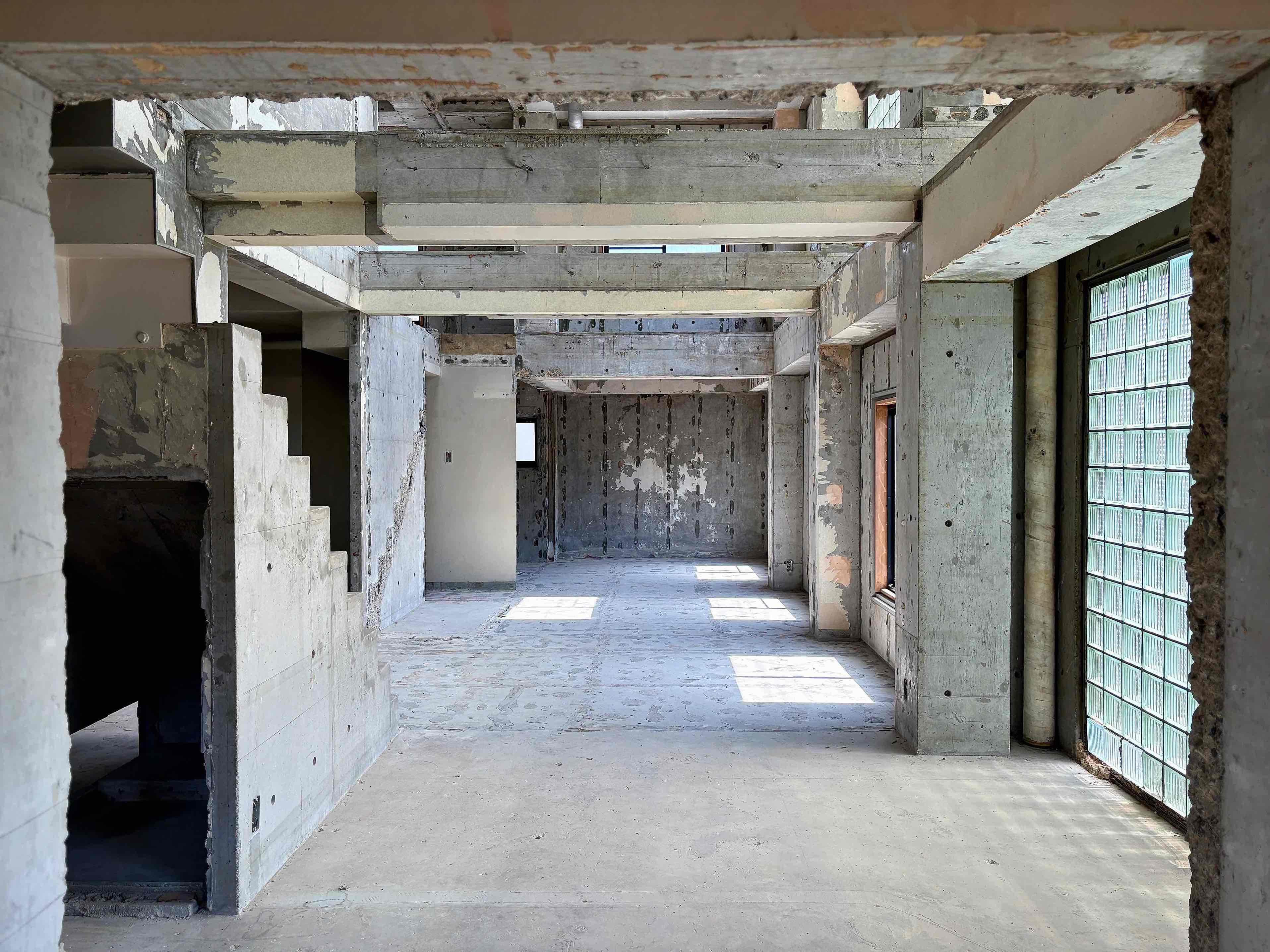 京都市左京区北白川久保田町29-9の賃貸物件/躯体丸出しの空間に窓から射しこむ日差しとガラスブロック越しの柔らかい光が綺麗