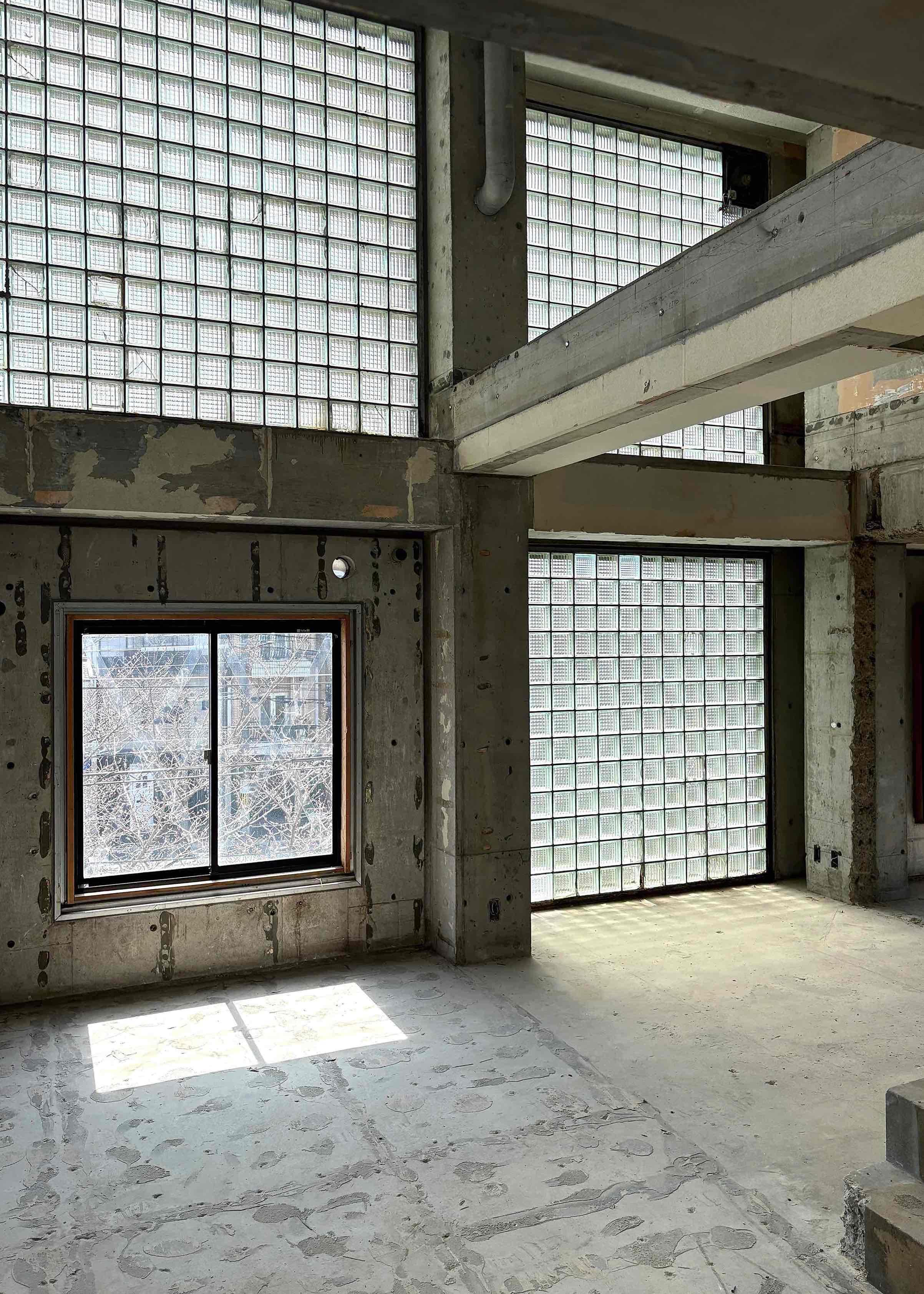 京都市左京区北白川久保田町29-9の賃貸物件/ガラスブロックが集まっている箇所。柔らかな光が展示や撮影に嬉しい