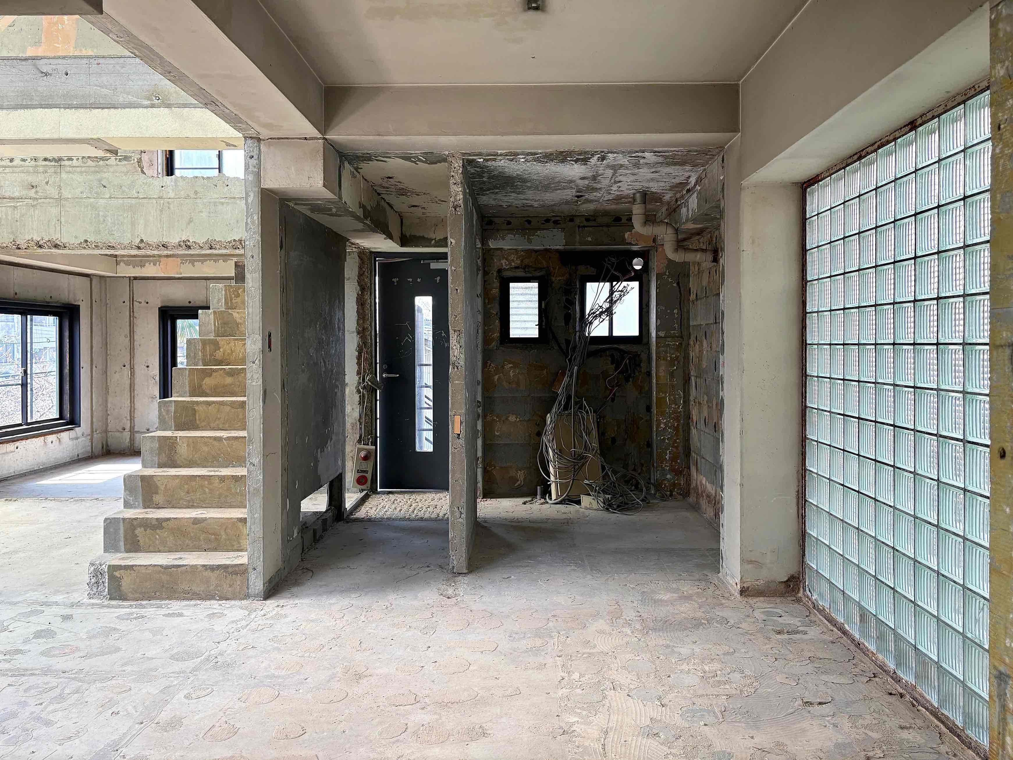 京都市左京区北白川久保田町29-9の賃貸物件/玄関周辺の様子。古い電気の配線は残っていますが使用できないので新たに工事が必要です。