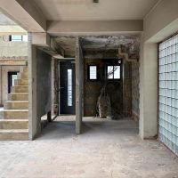 京都市左京区北白川久保田町29-9の賃貸物件/玄関周辺の様子。古い電気の配線は残っていますが使用できないので新たに工事が必要です。