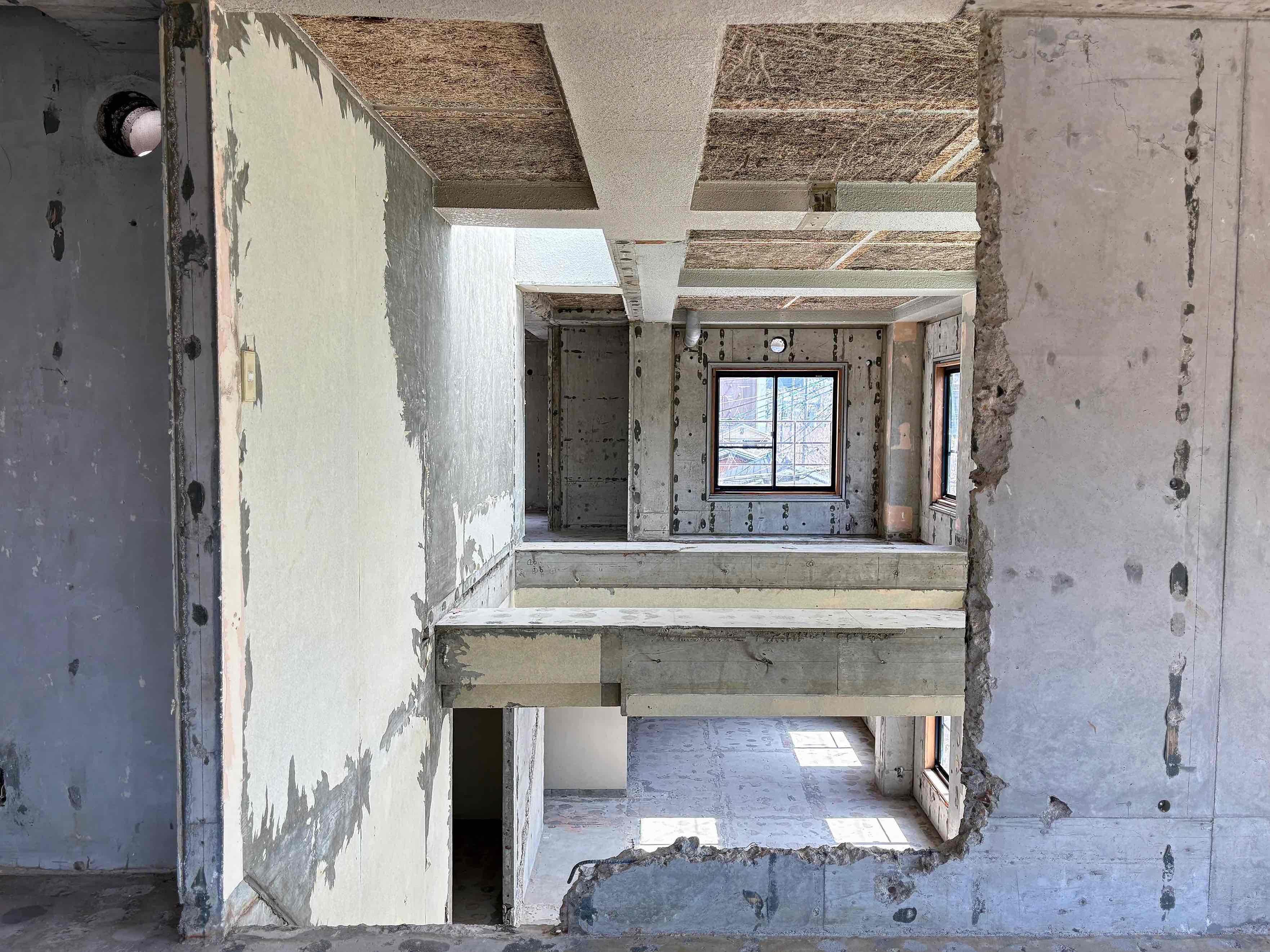 京都市左京区北白川久保田町29-9の賃貸物件/階段を上がった先からの一枚。コンクリートの荒々しさと自然光の柔らかさにグッときます