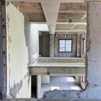 京都市左京区北白川久保田町29-9の賃貸物件/階段を上がった先からの一枚。コンクリートの荒々しさと自然光の柔らかさにグッときます