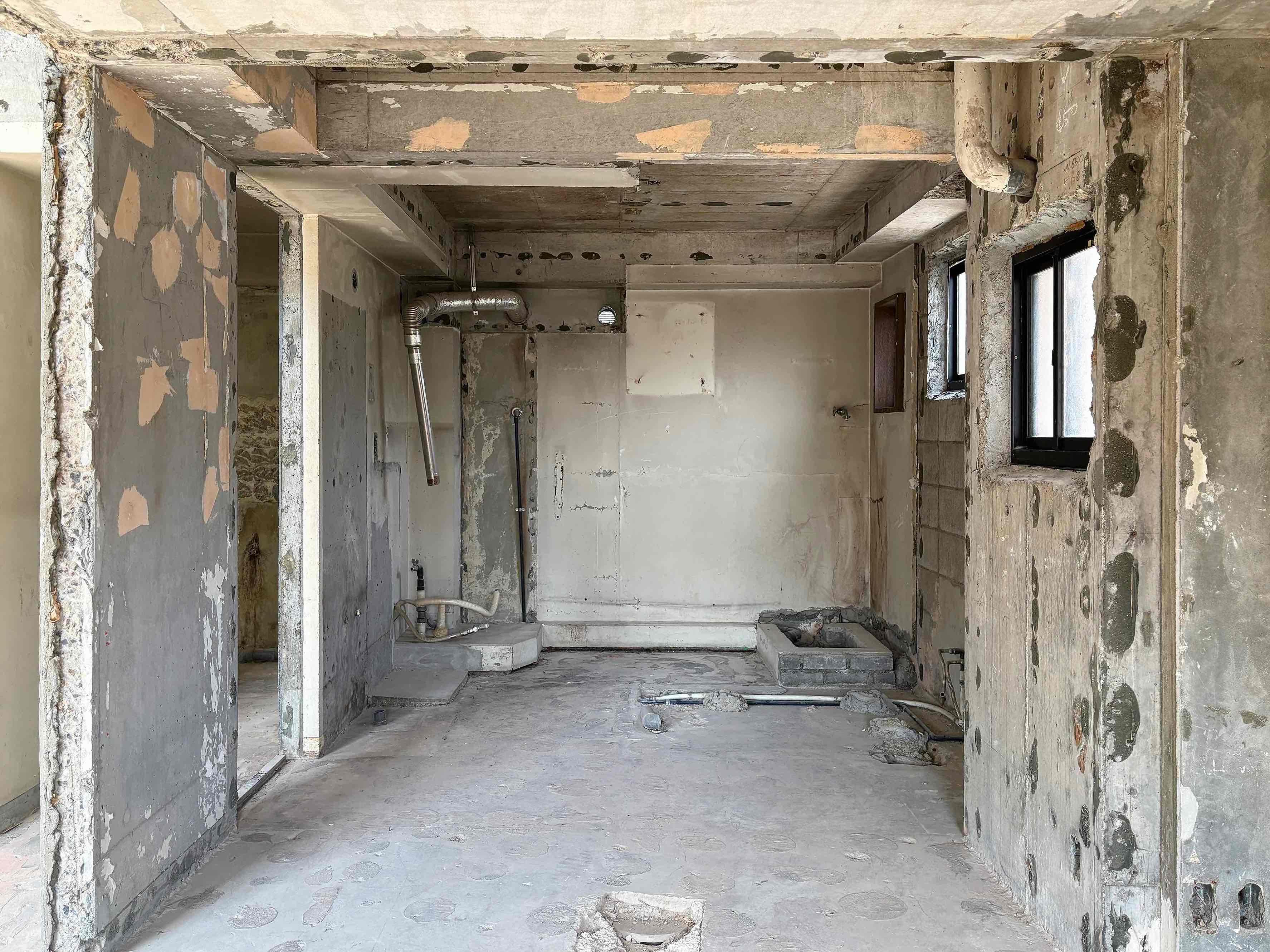 京都市左京区北白川久保田町29-9の賃貸物件/元々は水回りだった場所。右手にトイレ、左奥に浴室があったようで配管の立ち上がりは残してあります