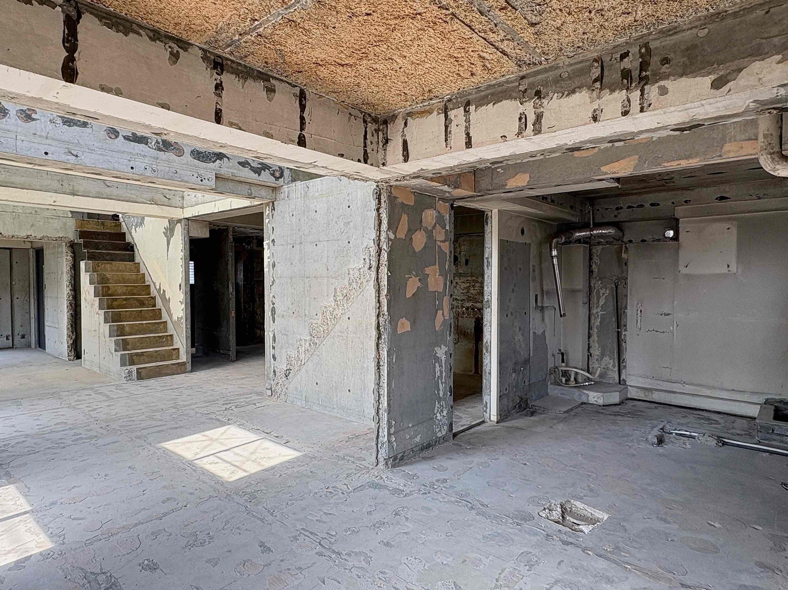 京都市左京区北白川久保田町29-9の賃貸物件/剝き出しのコンクリートのままなので少なくとも電気工事、トイレ、エアコン、ミニキッチンなどの新設が必要