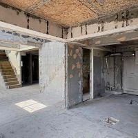 京都市左京区北白川久保田町29-9の賃貸物件/剝き出しのコンクリートのままなので少なくとも電気工事、トイレ、エアコン、ミニキッチンなどの新設が必要