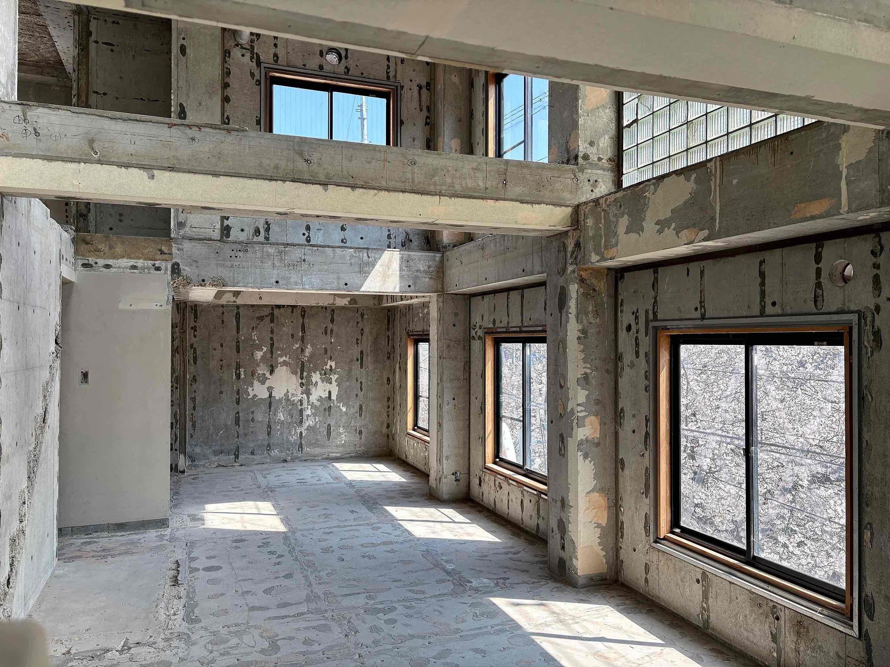 京都市左京区北白川久保田町29-9の賃貸物件/3階の窓からは桜並木、4階の窓からは青空が空間を彩ります。