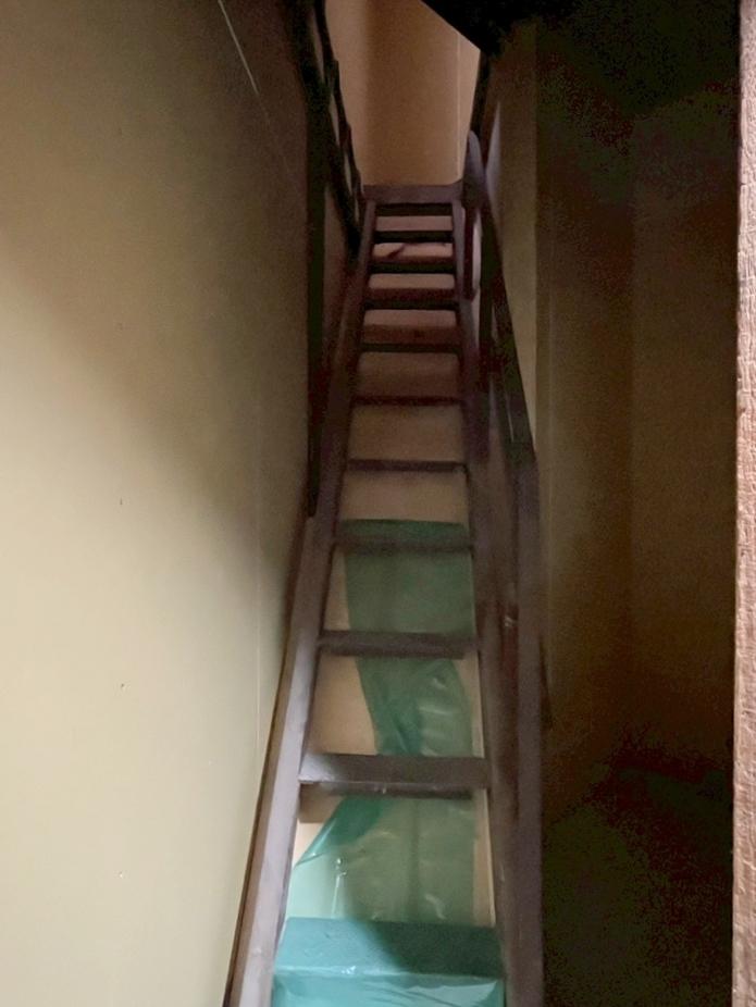 京都市中京区壬生馬場町30-13、30-20の賃貸物件/区画No2｜1階に少しと、この細い鉄階段をあがると