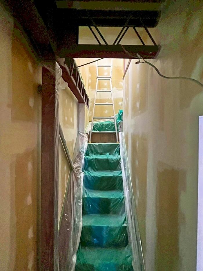 京都市中京区壬生馬場町30-13、30-20の賃貸物件/区画No4｜2階へはこの専用階段を上がる