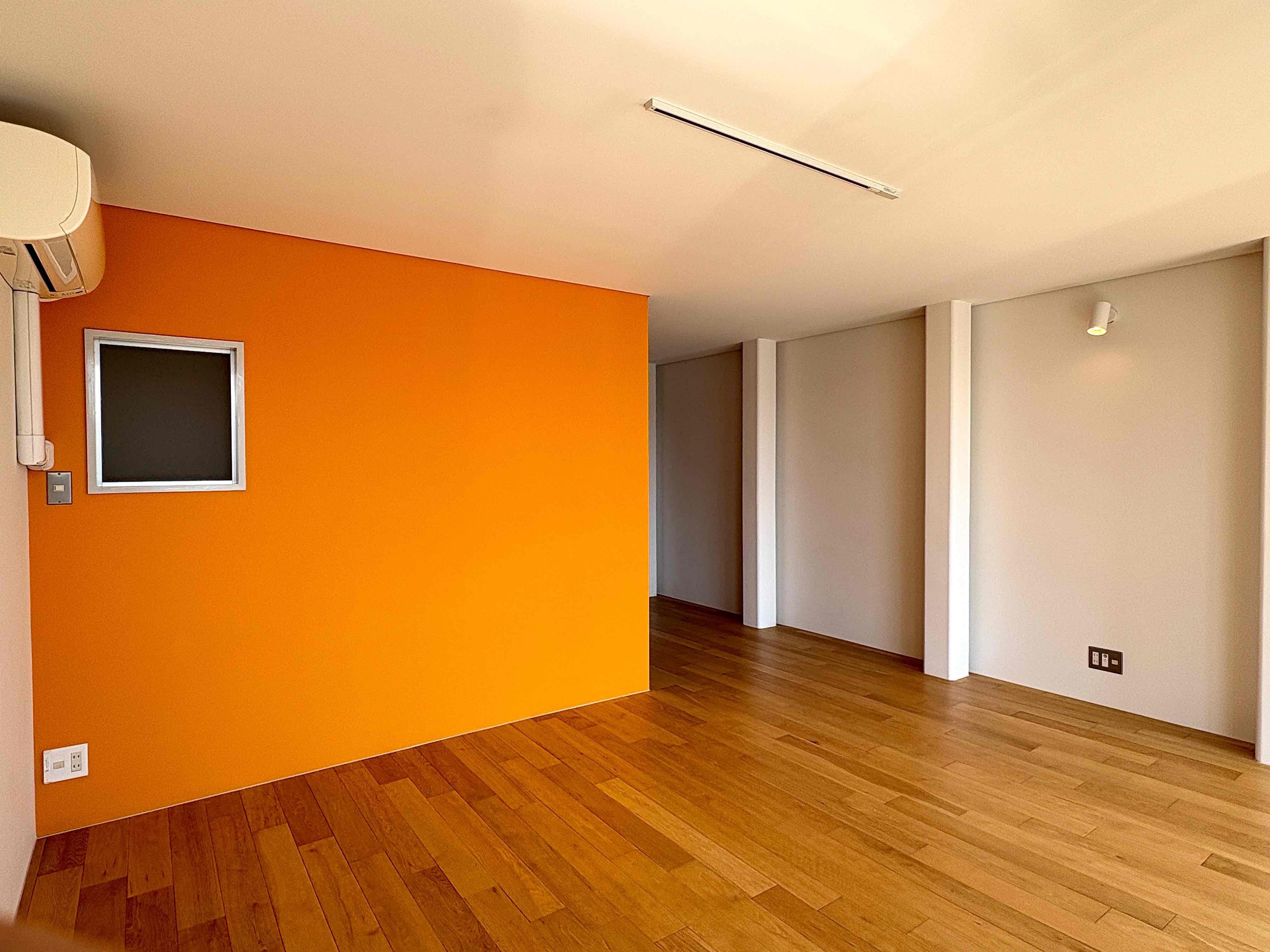 京都市下京区本塩竈町583-4の賃貸物件/アクセントになる壁面のカラーリングがかわいい。