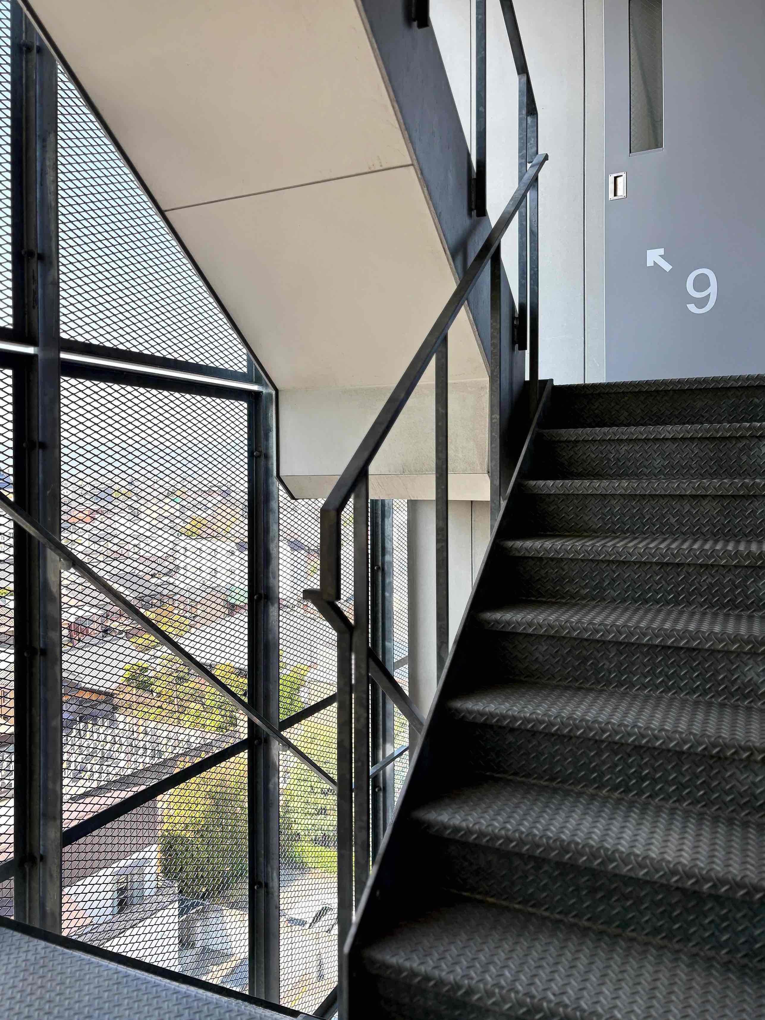 京都市下京区本塩竈町583-4の賃貸物件/階段もしっかりと格好いい