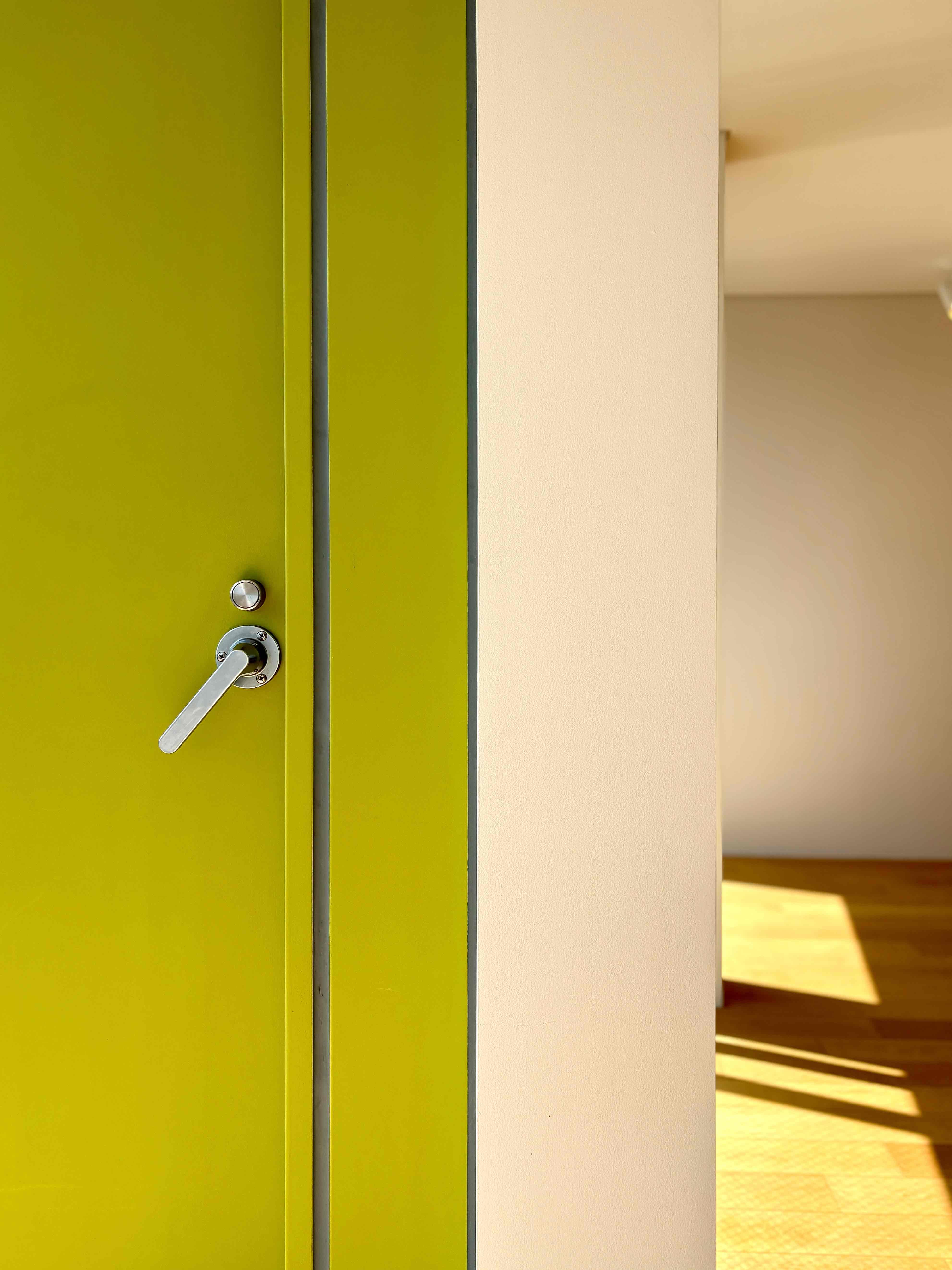 京都市下京区本塩竈町583-4の賃貸物件/バルコニーの出入り口はライムグリーン。