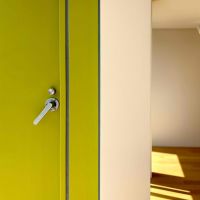 京都市下京区本塩竈町583-4の賃貸物件/バルコニーの出入り口はライムグリーン。