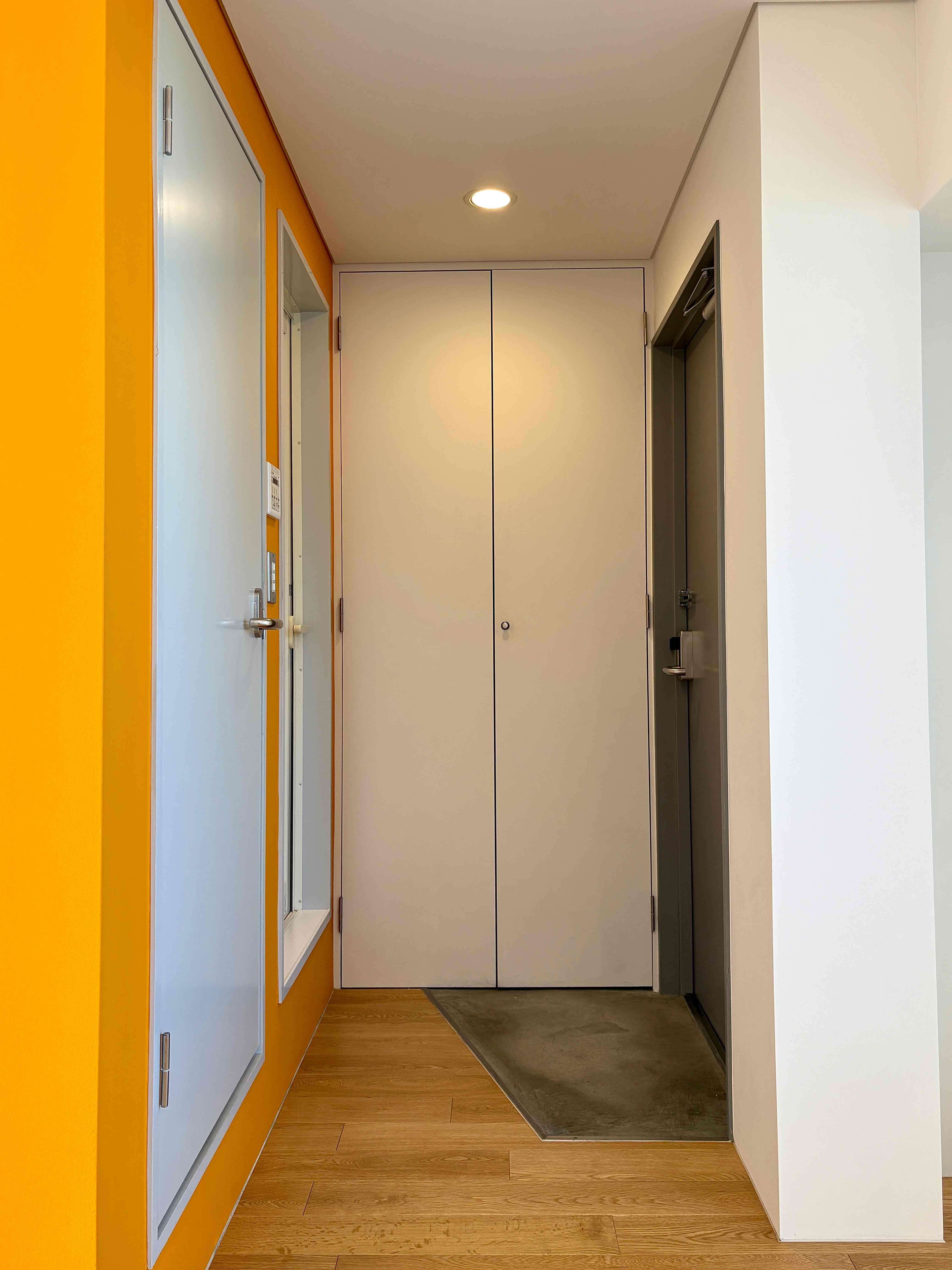 京都市下京区本塩竈町583-4の賃貸物件/玄関は少し狭め。正面の収納内には温水器が入っている