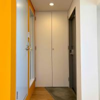 京都市下京区本塩竈町583-4の賃貸物件/玄関は少し狭め。正面の収納内には温水器が入っている