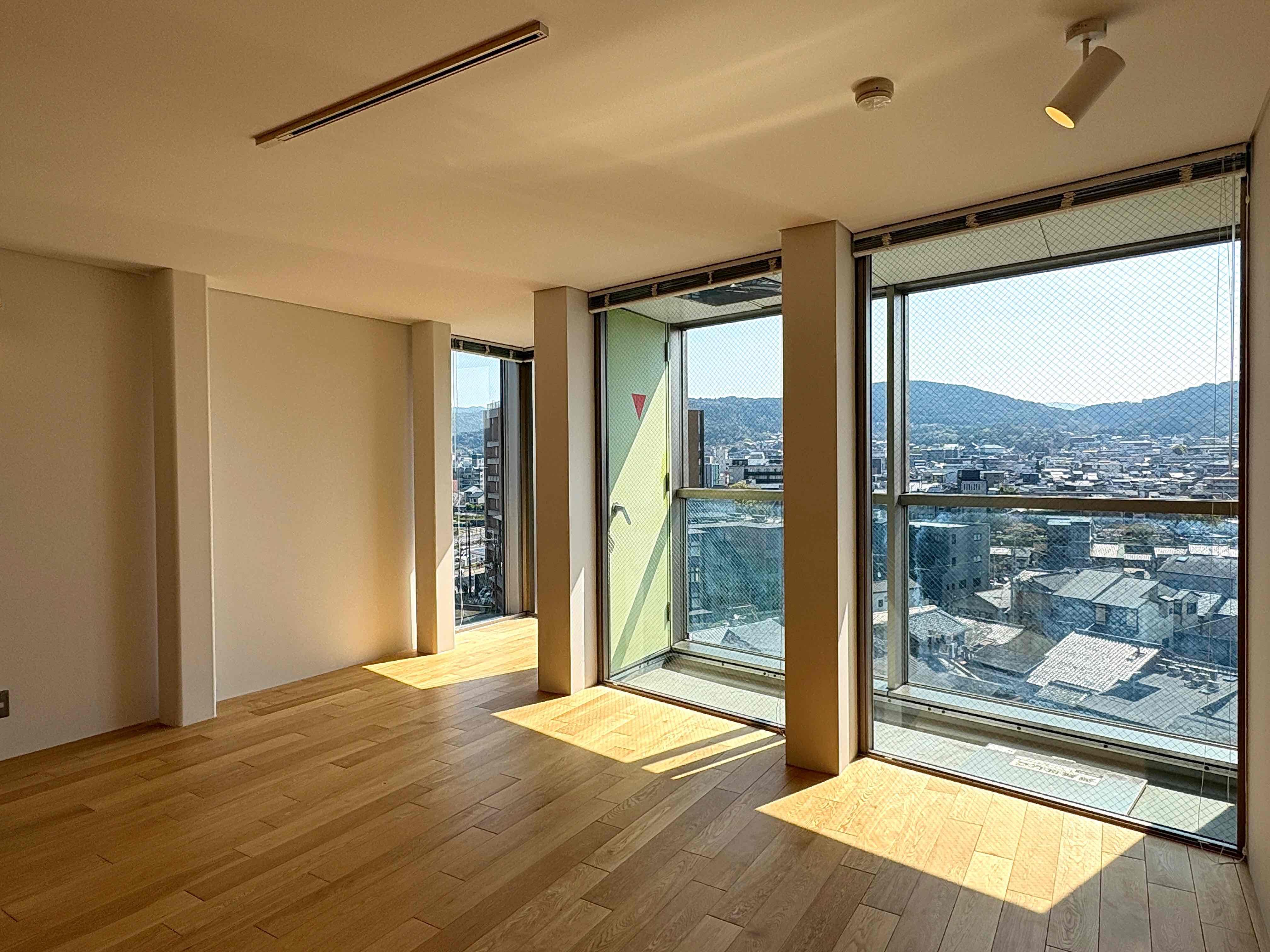 京都市下京区本塩竈町583-4の賃貸物件/バルコニーは足元までスカッとしていて、ばっちり余すことなく風景が切り取れる