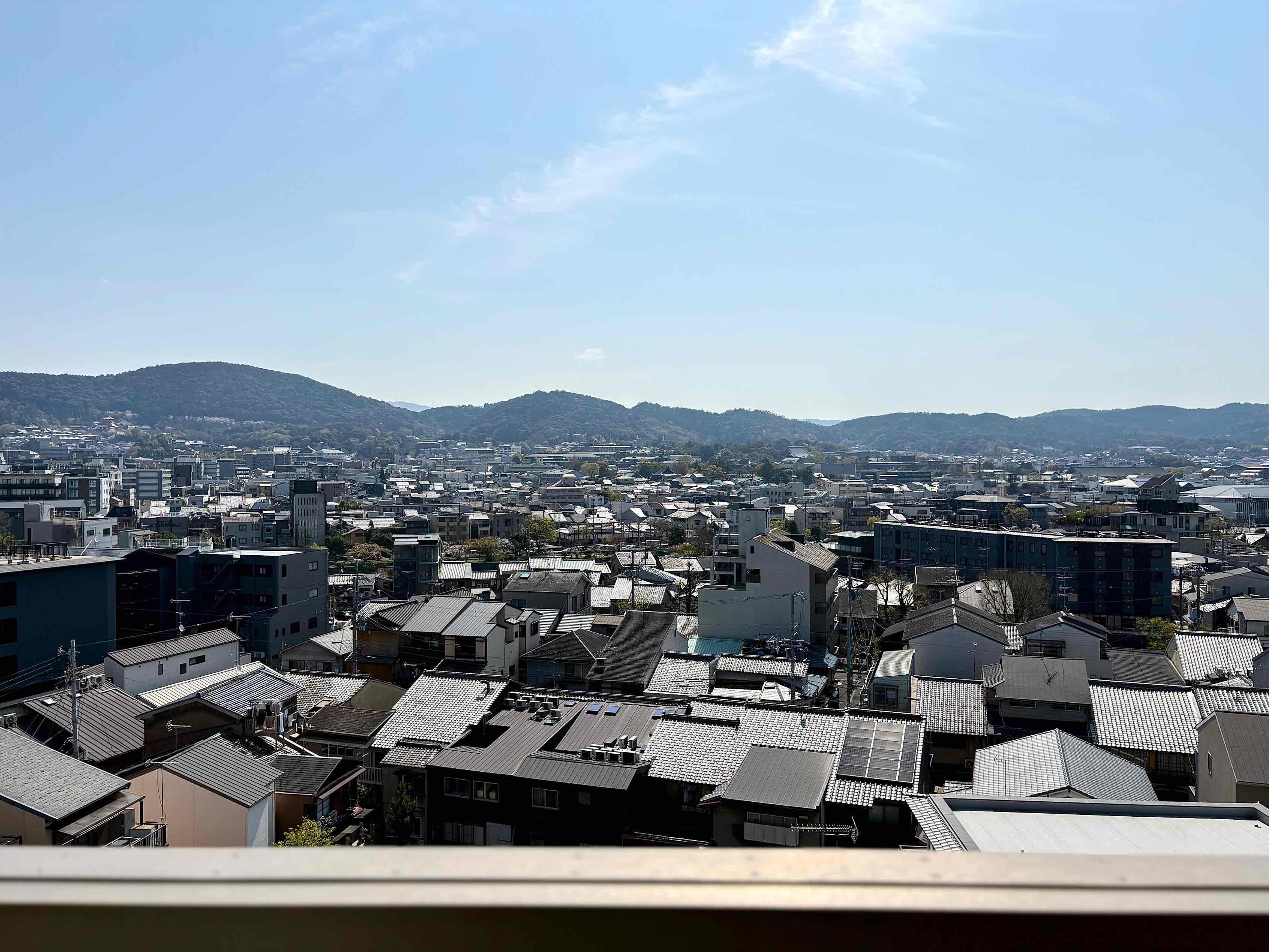 京都市下京区本塩竈町583-4の賃貸物件/バルコニー正面の景色。山から朝日が昇ってくる想像してみましょう。