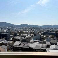 京都市下京区本塩竈町583-4の賃貸物件/バルコニー正面の景色。山から朝日が昇ってくる想像してみましょう。