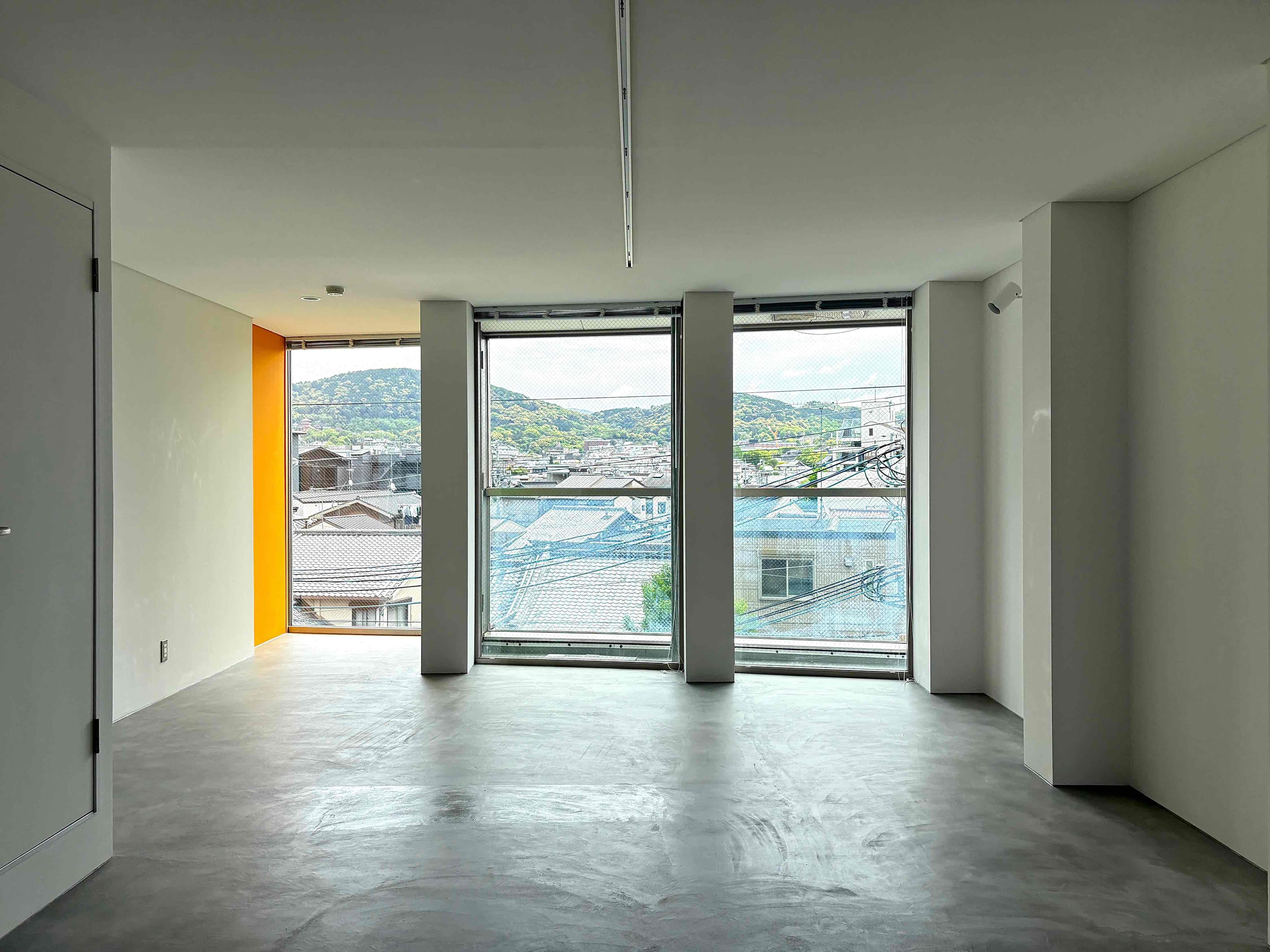 京都市下京区本塩竈町583-4の賃貸物件/4階はモルタル仕上げで8階とは異なる雰囲気