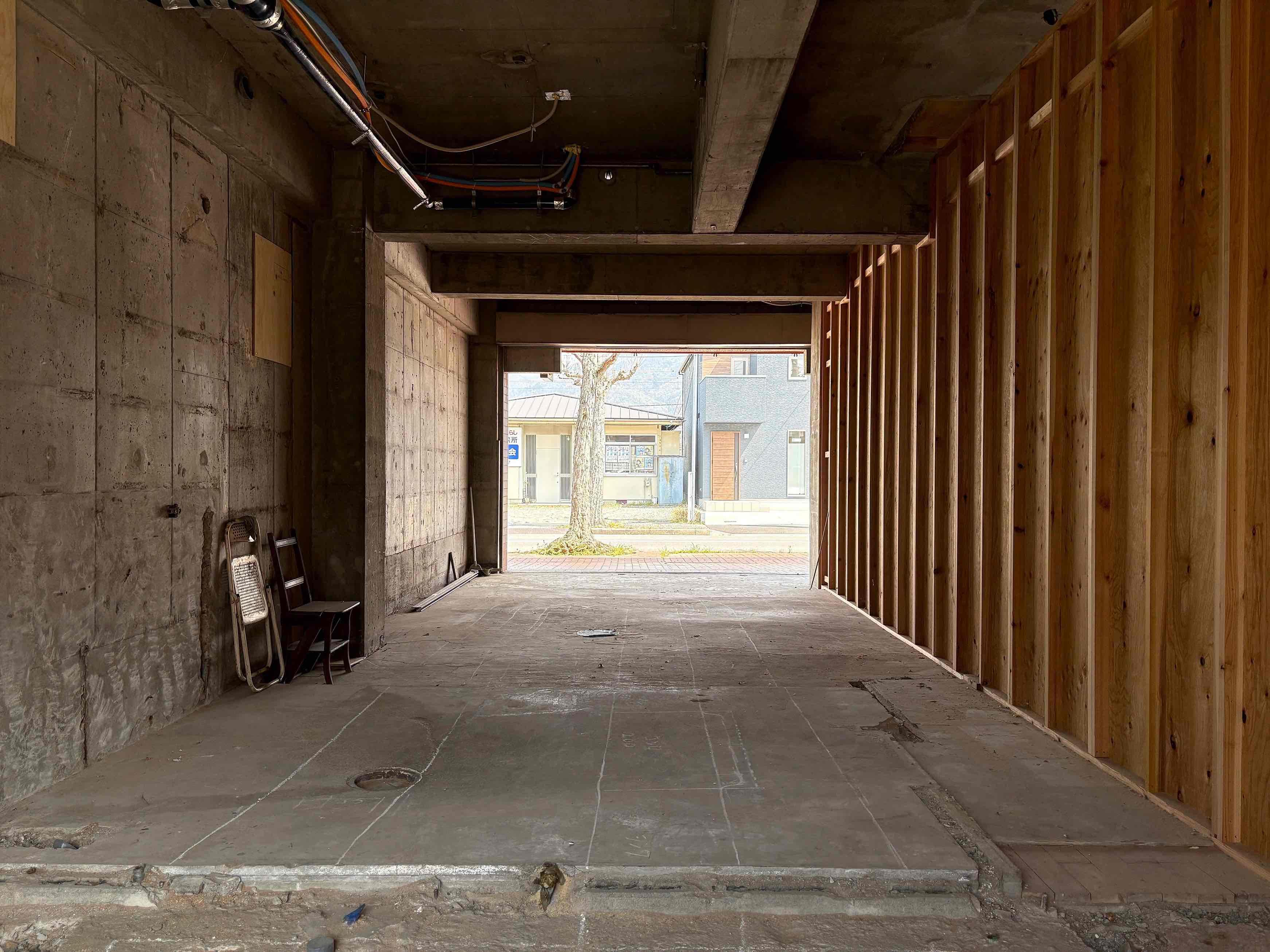 亀岡市河原町200-19の賃貸物件/正面入り口も広く、通行人がふらっと入りやすそうな印象