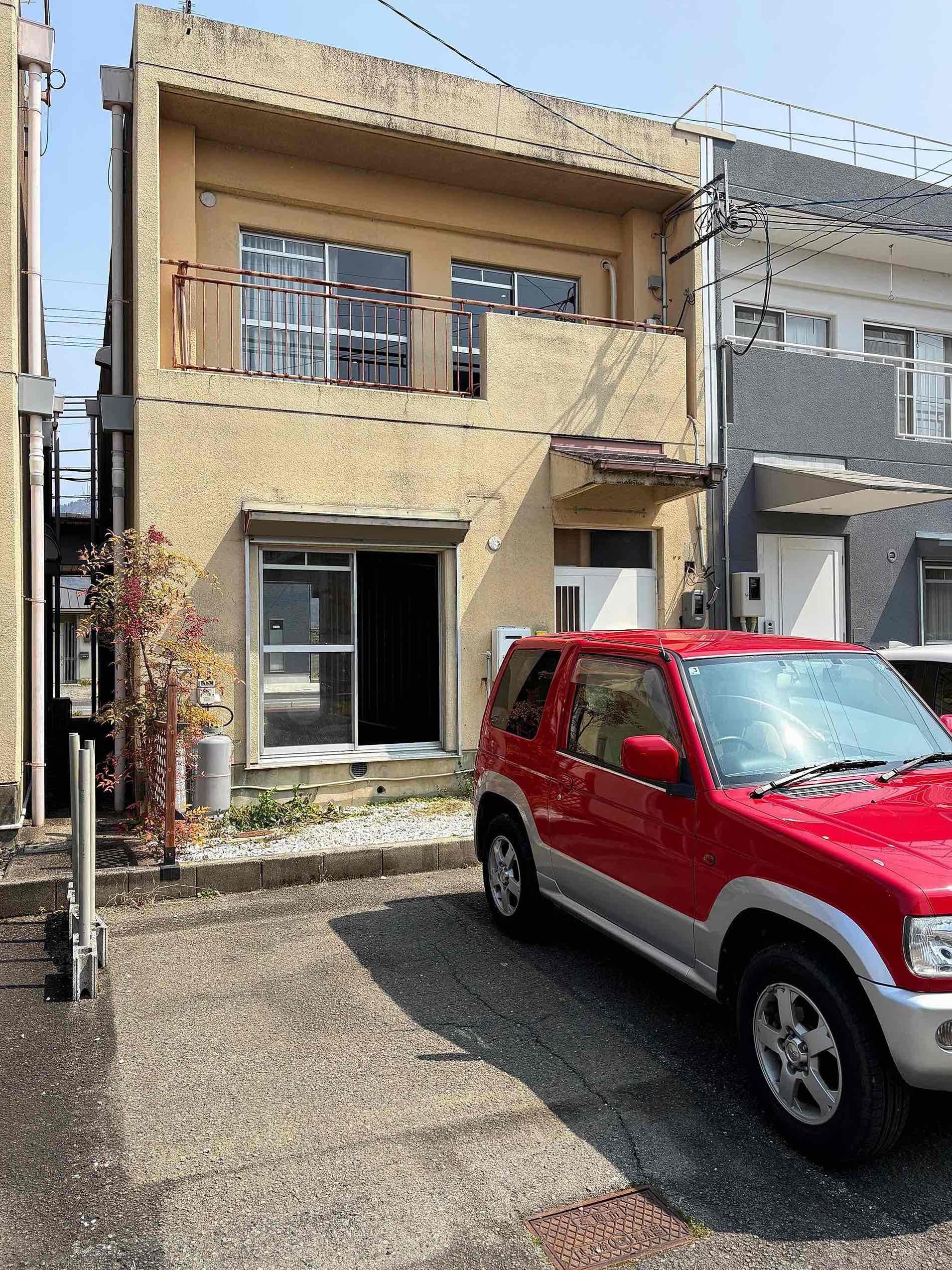 亀岡市河原町200-19の賃貸物件/建物裏手に駐車スペースがあるのが嬉しい。