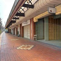 亀岡市河原町200-19の賃貸物件/並びはこんな感じ。歩道は広くてどこか懐かしい雰囲気で落ち着きます