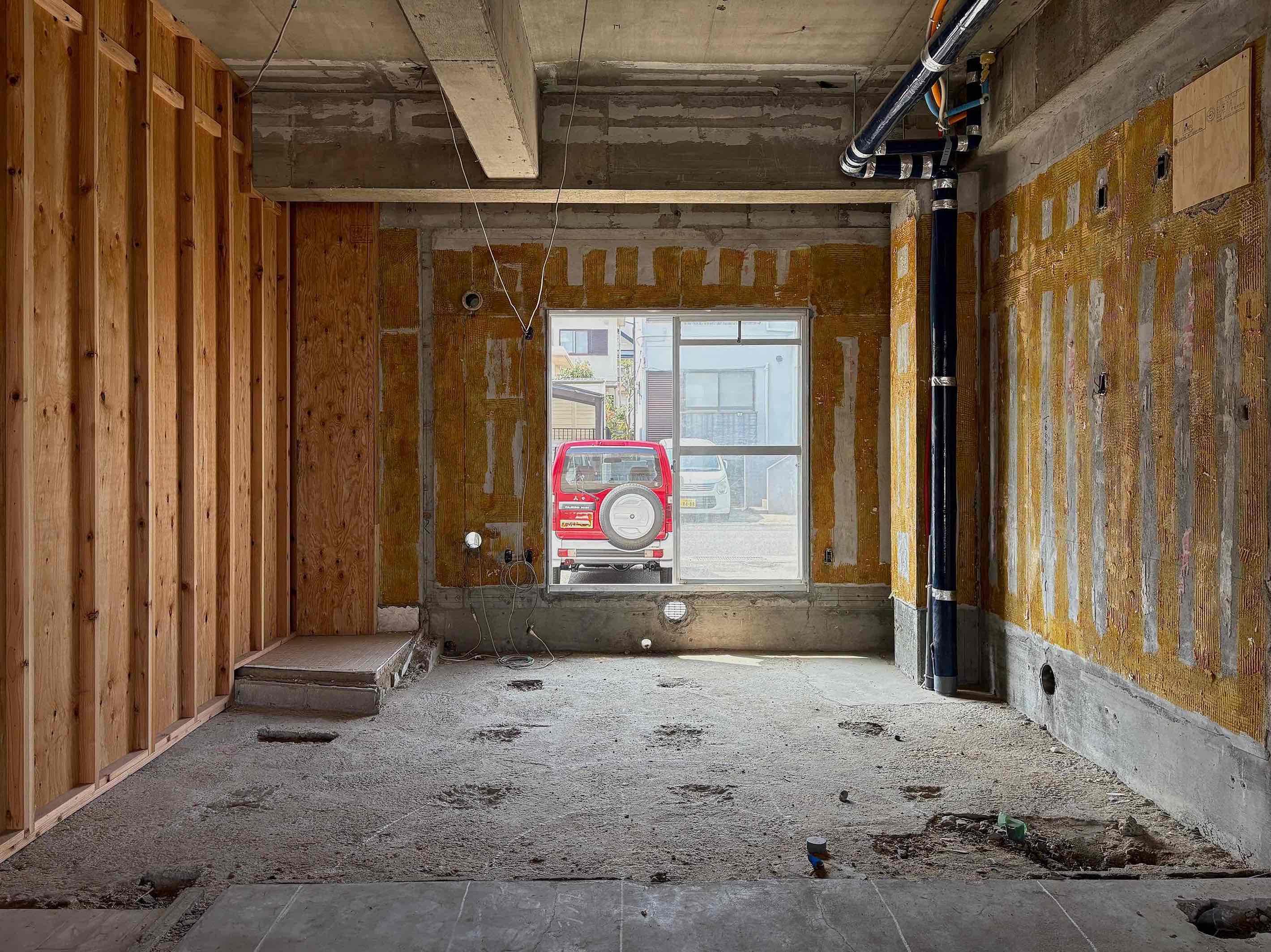 亀岡市河原町200-19の賃貸物件/裏手方向（南西向）。窓の付近の明るさが心地良い。