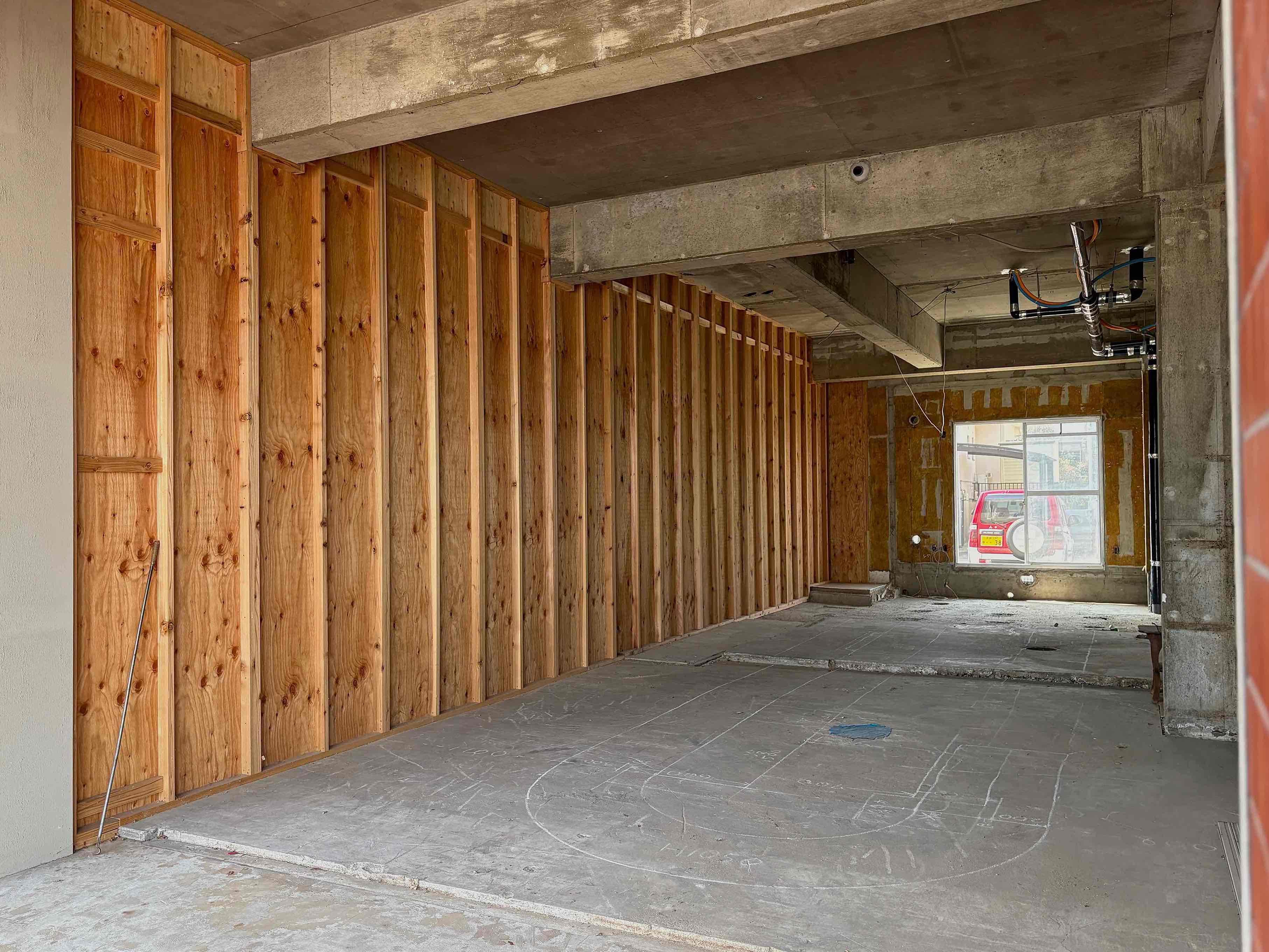 亀岡市河原町200-19の賃貸物件/壁の一面は下地まで準備された状態。あえてこのままでもいい雰囲気かも