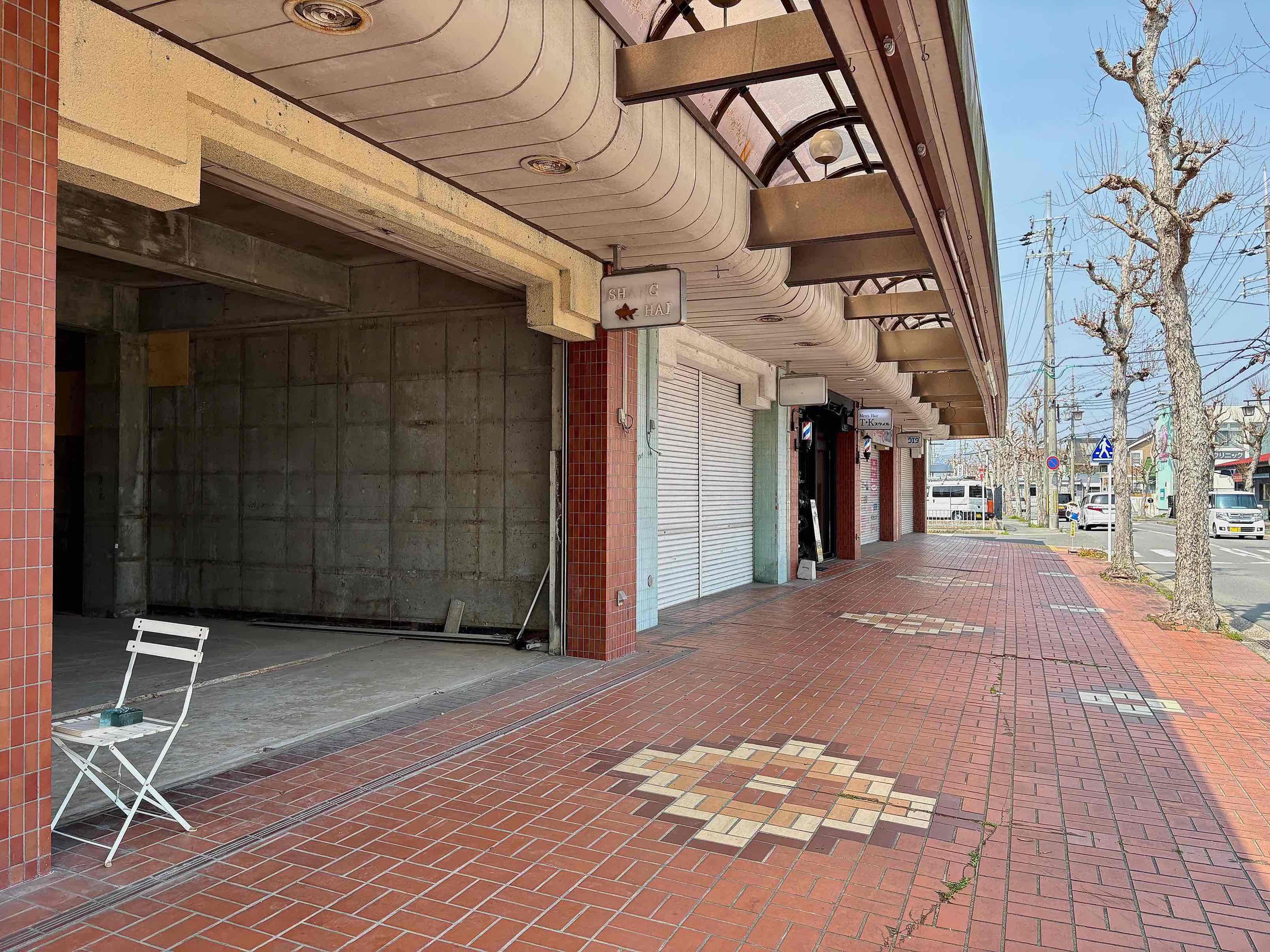 亀岡市河原町200-19の賃貸物件/各区画の前のかわいらしいタイルに異国情緒感を感じます。