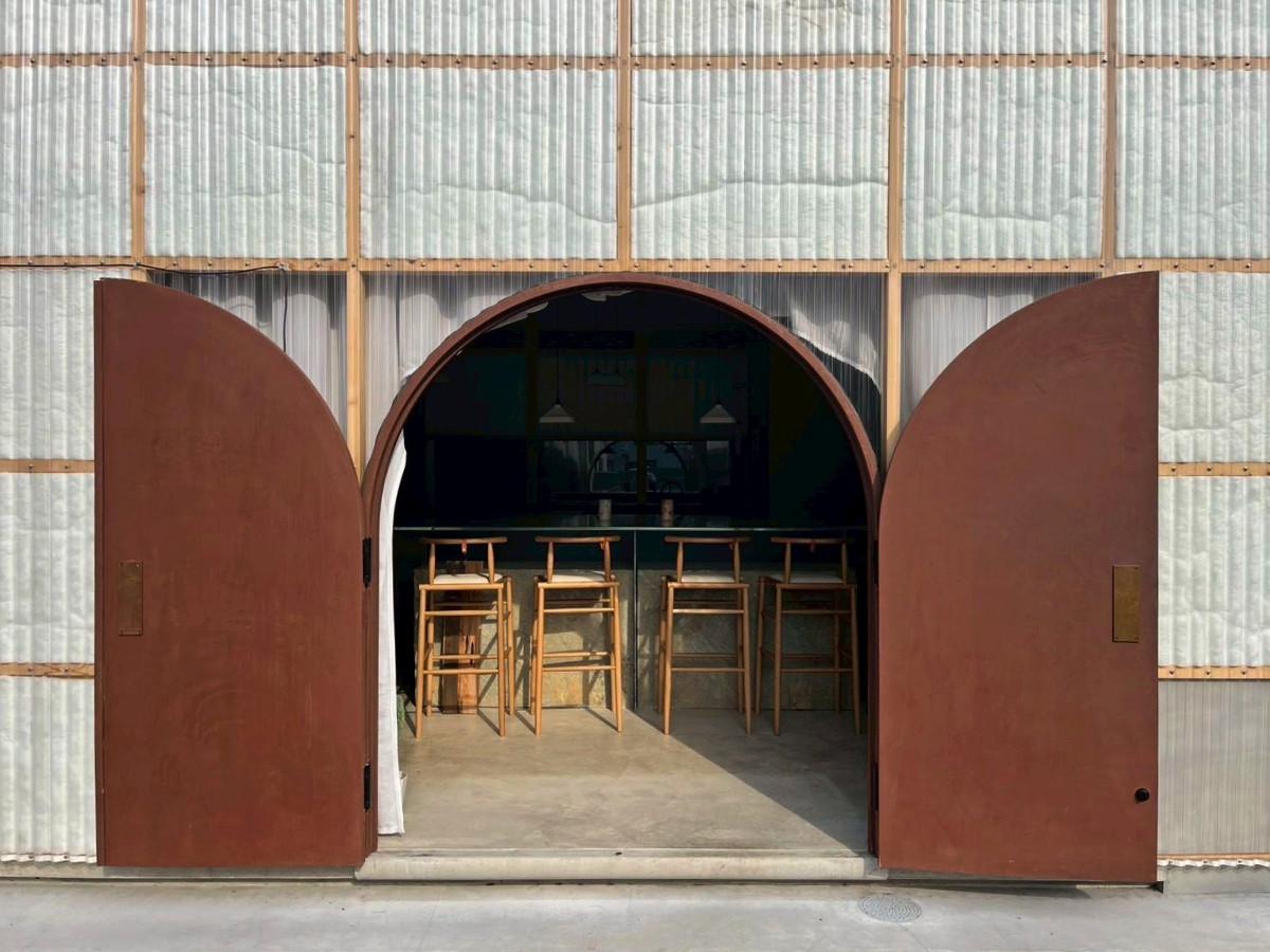 京都市下京区中堂寺前田町9-10の賃貸物件/入口全景。特徴的なアーチの観音扉がこんにちは～と、全開で出迎えてくれます。外壁は断熱の見える波板のスケスケ仕上げ。ワクワクしかしない