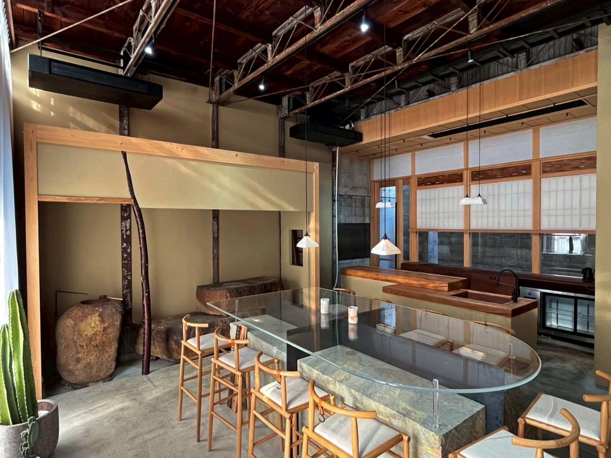 京都市下京区中堂寺前田町9-10の賃貸物件/1階内観全景、階段から望む。全体的にこてこての和のディテールを使っていながら、元倉庫という躯体と現代的な素材を組み合わせることで新しい空気感が溢れ出ています