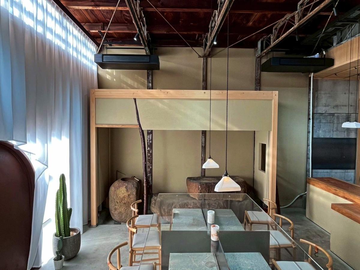 京都市下京区中堂寺前田町9-10の賃貸物件/1階内観全景北を見る。手水鉢や庭石を大胆に配置した床柱の建つスペース。以前はここに植物を陳列していたようです