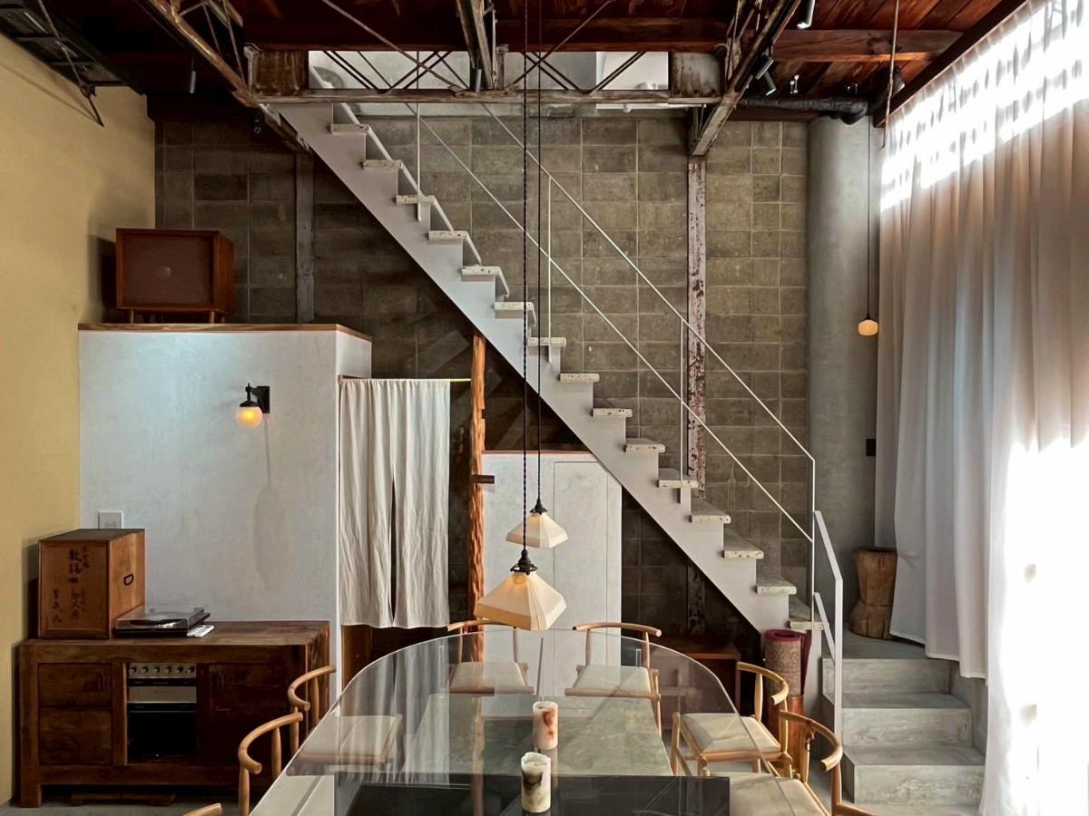 京都市下京区中堂寺前田町9-10の賃貸物件/1階内観全景南を見る。南側はトイレや厨房、階段などの機能スペースが集まっています。階段の段数からも飛び抜けた天井高さが計り知れることでしょう