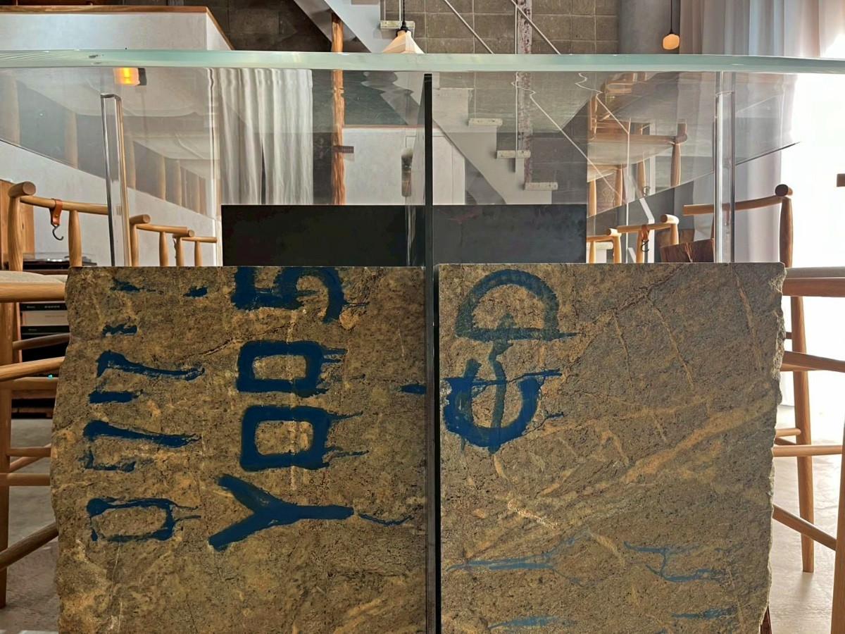 京都市下京区中堂寺前田町9-10の賃貸物件/1階中央テーブルも勿論巨石。切り出しの石そのまま。大胆だけどなんかいい