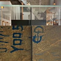 京都市下京区中堂寺前田町9-10の賃貸物件/1階中央テーブルも勿論巨石。切り出しの石そのまま。大胆だけどなんかいい