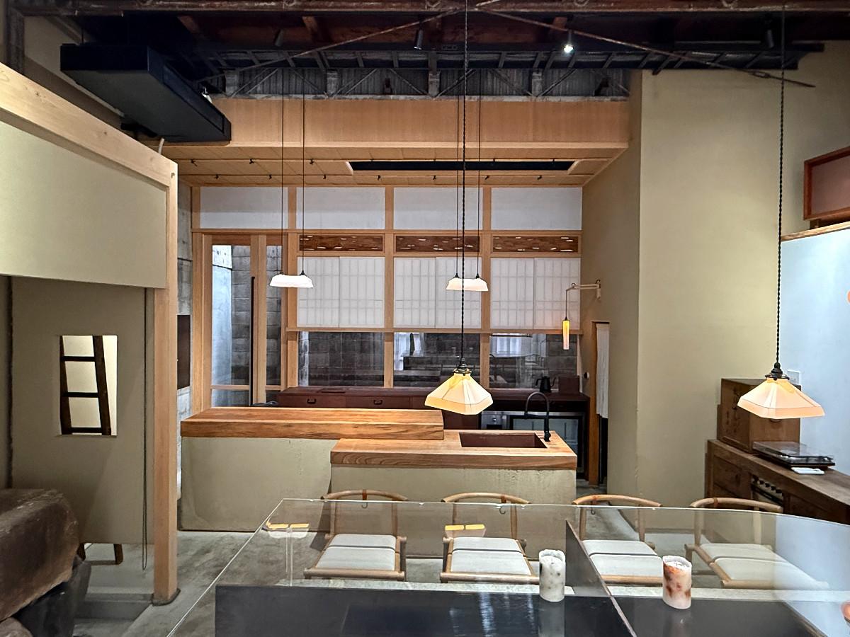 京都市下京区中堂寺前田町9-10の賃貸物件/1階カウンターを正面から望む。障子に欄間、竿縁と和の要素満載。でもモダン