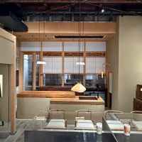 京都市下京区中堂寺前田町9-10の賃貸物件/1階カウンターを正面から望む。障子に欄間、竿縁と和の要素満載。でもモダン