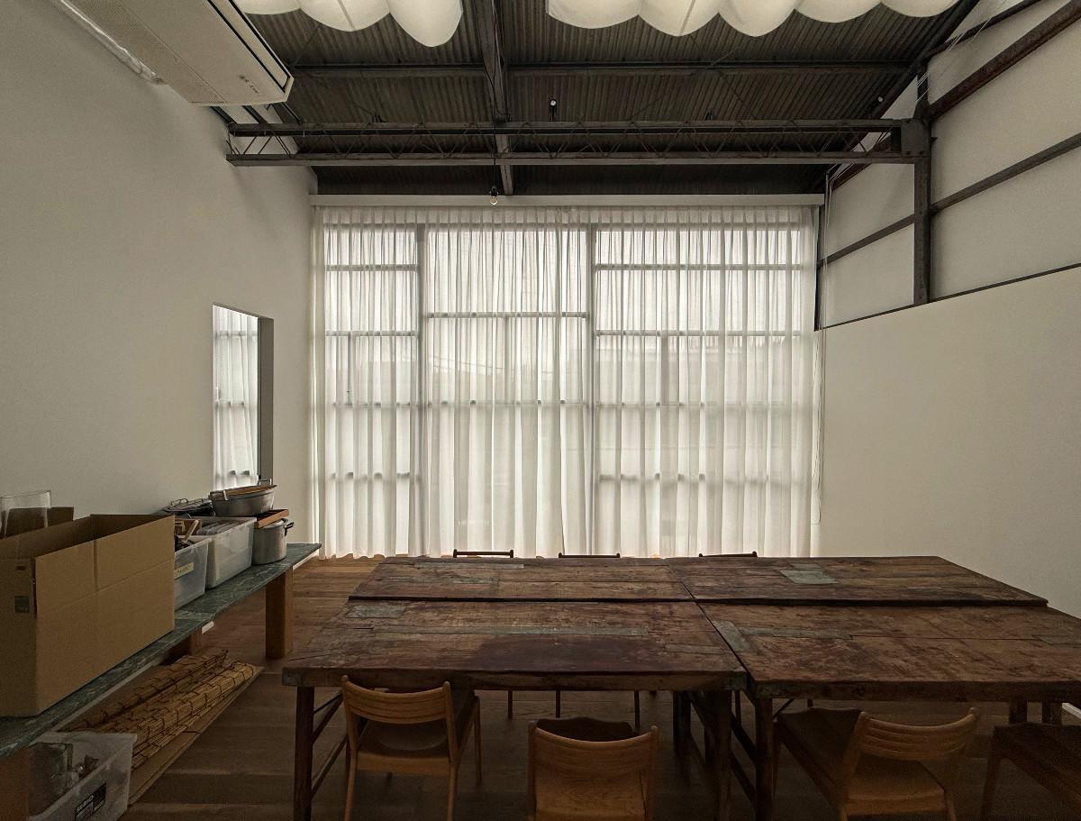 京都市下京区中堂寺前田町9-10の賃貸物件/二階は大きなテーブルのあるワンルーム。にぎやかな1階と比べて、シンプルに心地良い感じ。天井の抜けが開放感抜群