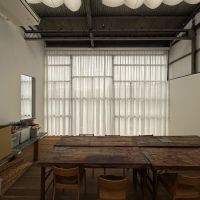 京都市下京区中堂寺前田町9-10の賃貸物件/二階は大きなテーブルのあるワンルーム。にぎやかな1階と比べて、シンプルに心地良い感じ。天井の抜けが開放感抜群