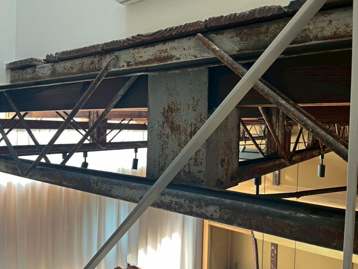 京都市下京区中堂寺前田町9-10の賃貸物件/構造ディテール。軽量鉄骨のフレームは塗装などせずにそのまま活かす。メリハリが効いていい空間になっています