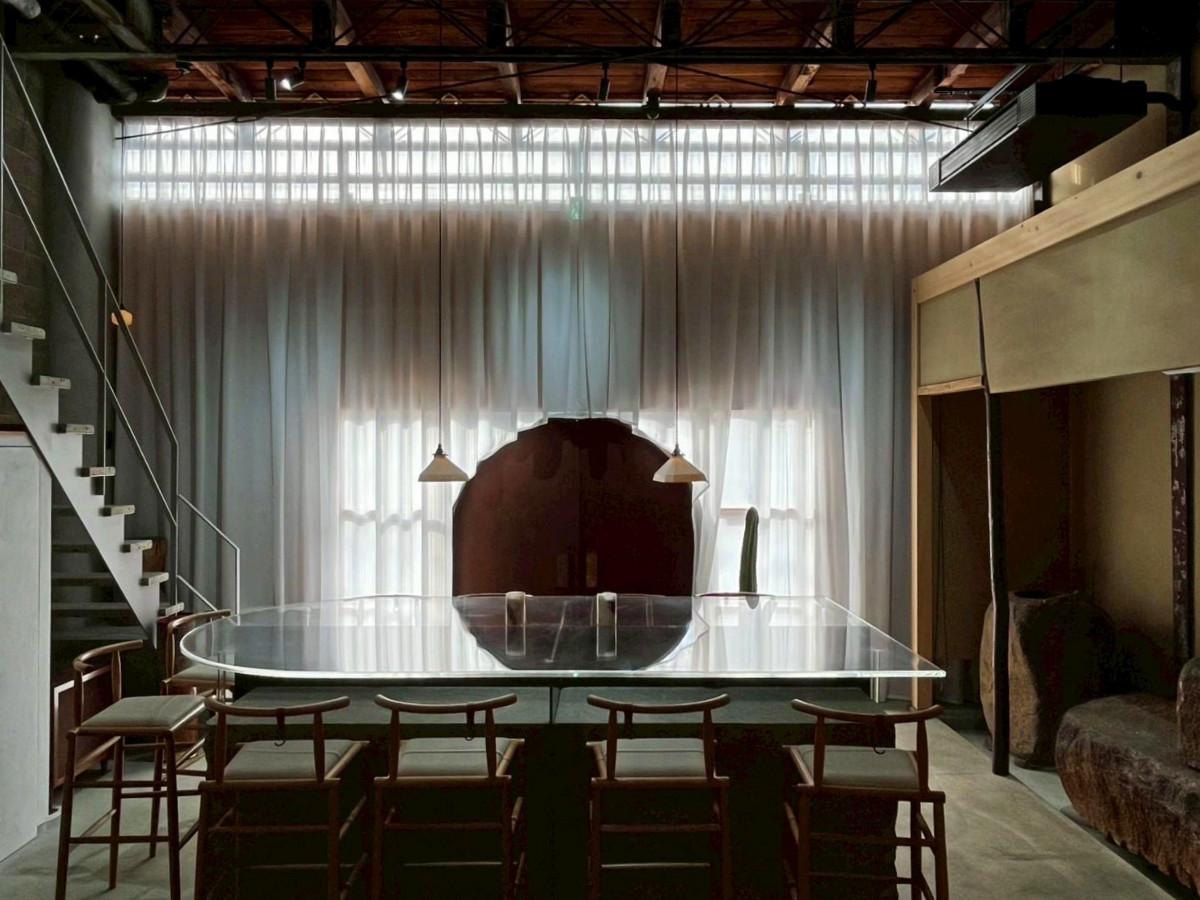 京都市下京区中堂寺前田町9-10の賃貸物件/1階入り口を店内から望む。日の出のような劇的な光景