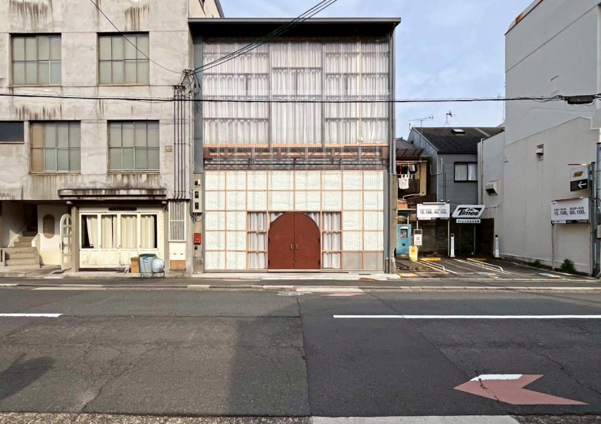 京都市下京区中堂寺前田町9-10の賃貸物件/外観全景。市内では大宮通より少し西に位置する壬生川通沿い。特徴的な外観に二度見した方は少なくないはず