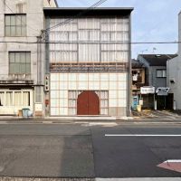 京都市下京区中堂寺前田町9-10の賃貸物件/外観全景。市内では大宮通より少し西に位置する壬生川通沿い。特徴的な外観に二度見した方は少なくないはず