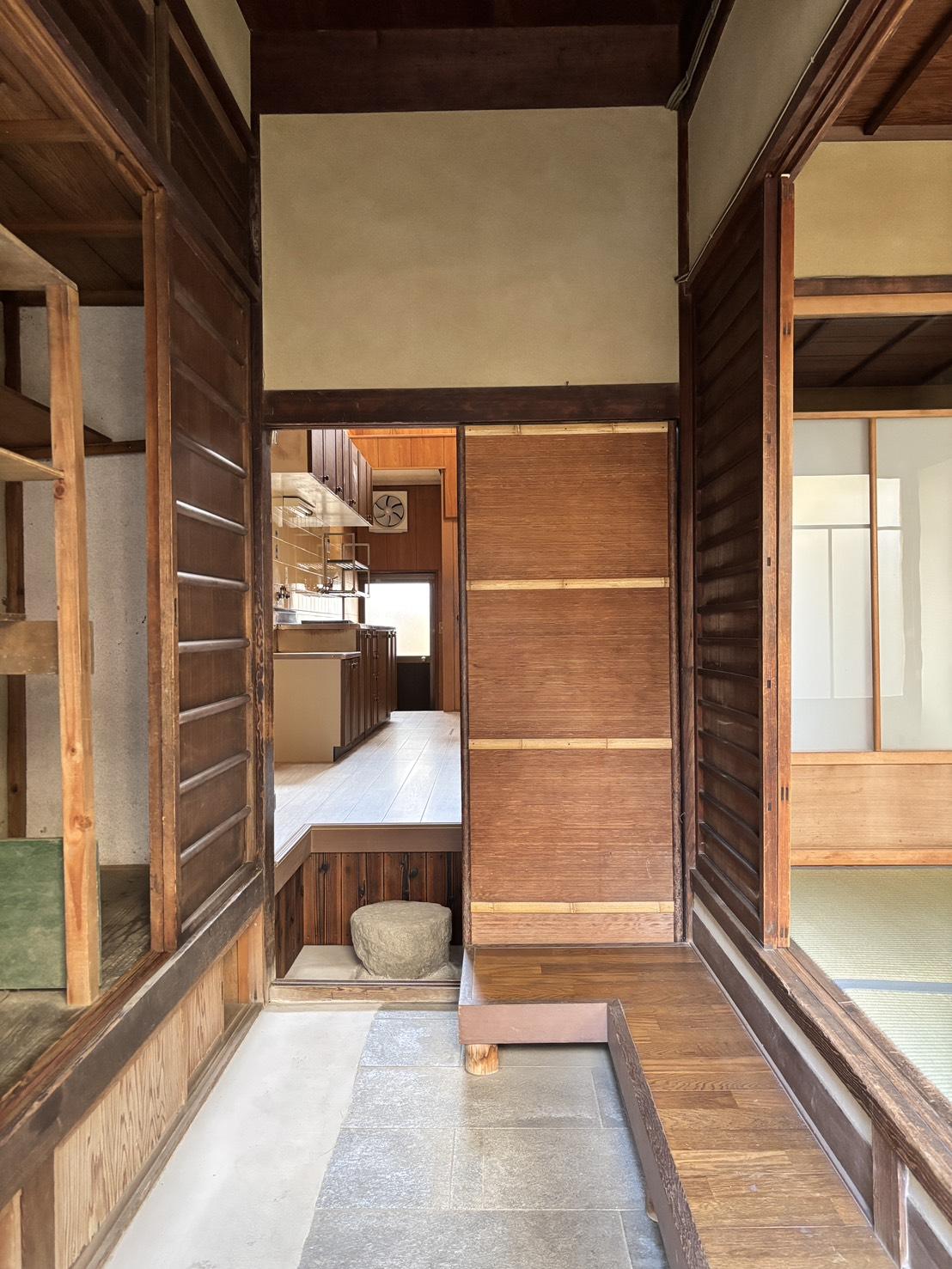 京都市左京区聖護院中町の賃貸物件/玄関│台所へ上がる足元に、丸い敷石