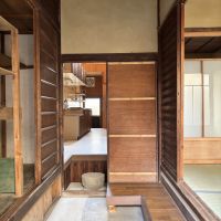 京都市左京区聖護院中町の賃貸物件/玄関│台所へ上がる足元に、丸い敷石